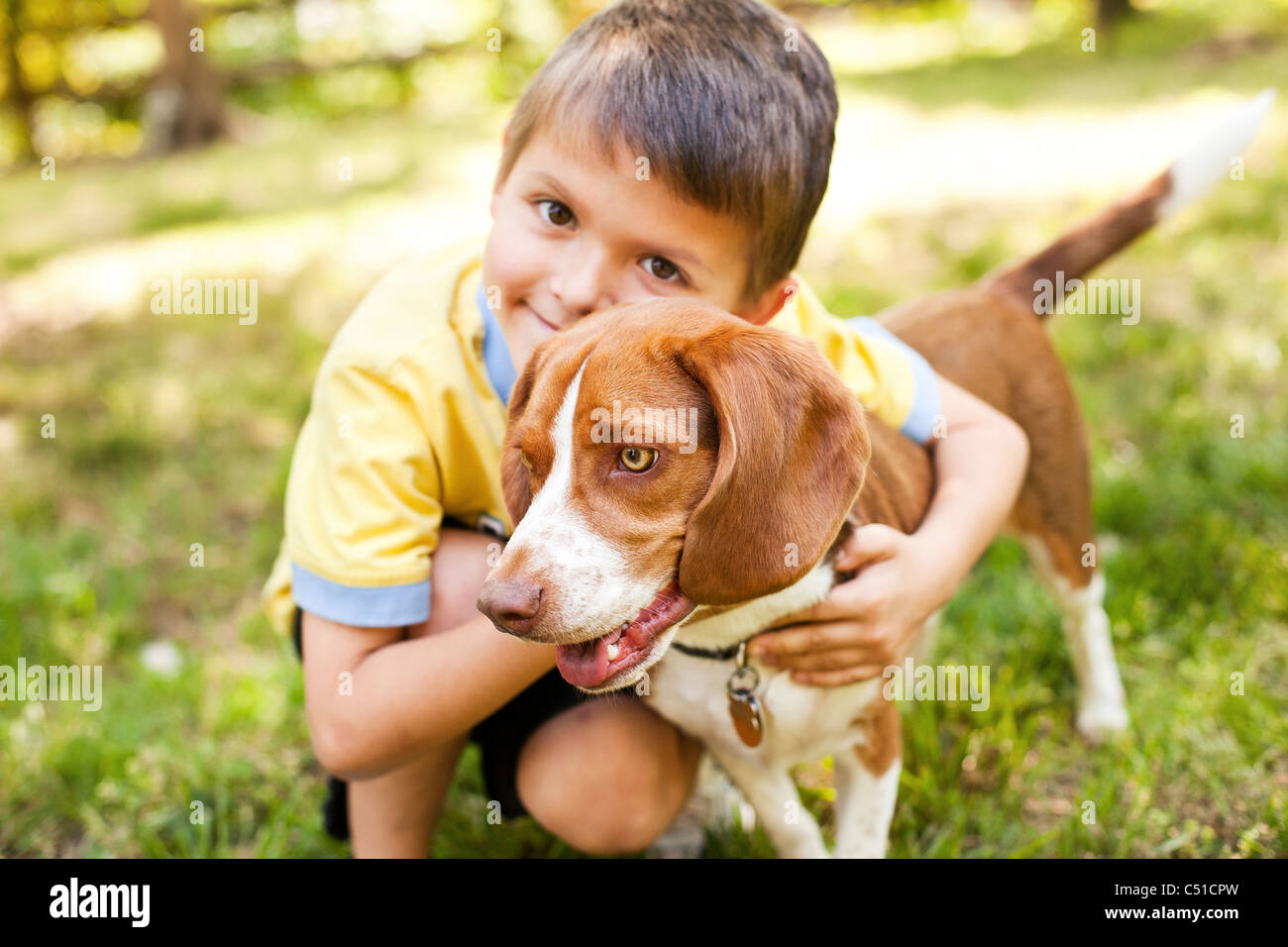 Niño abrazando perro viejo fotografías e imágenes de alta resolución