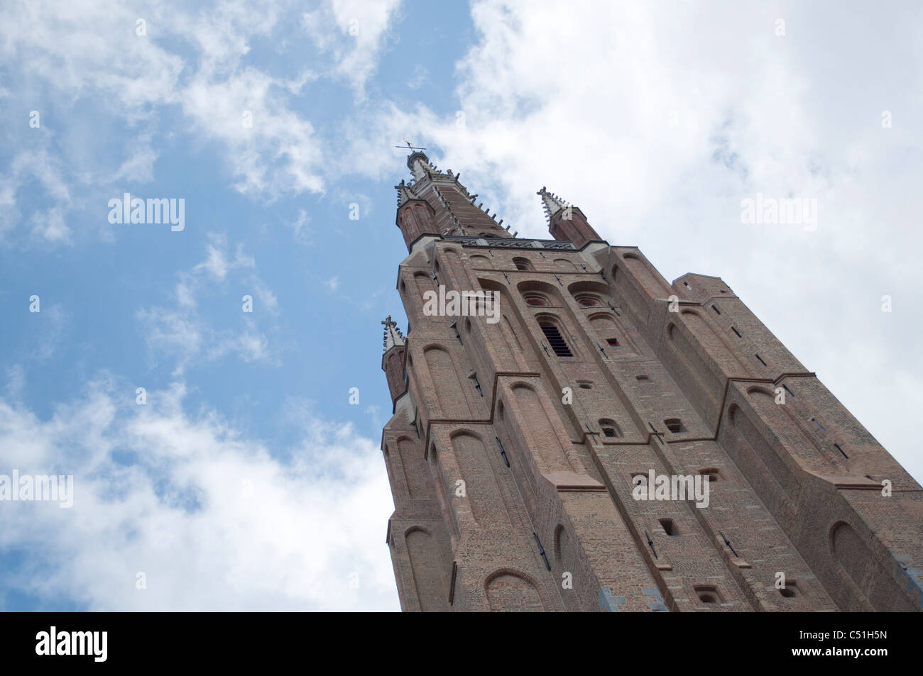 La torre de la Iglesia Católica Romana de Nuestra Señora en Brujas, Brujas, Bélgica. Foto de stock