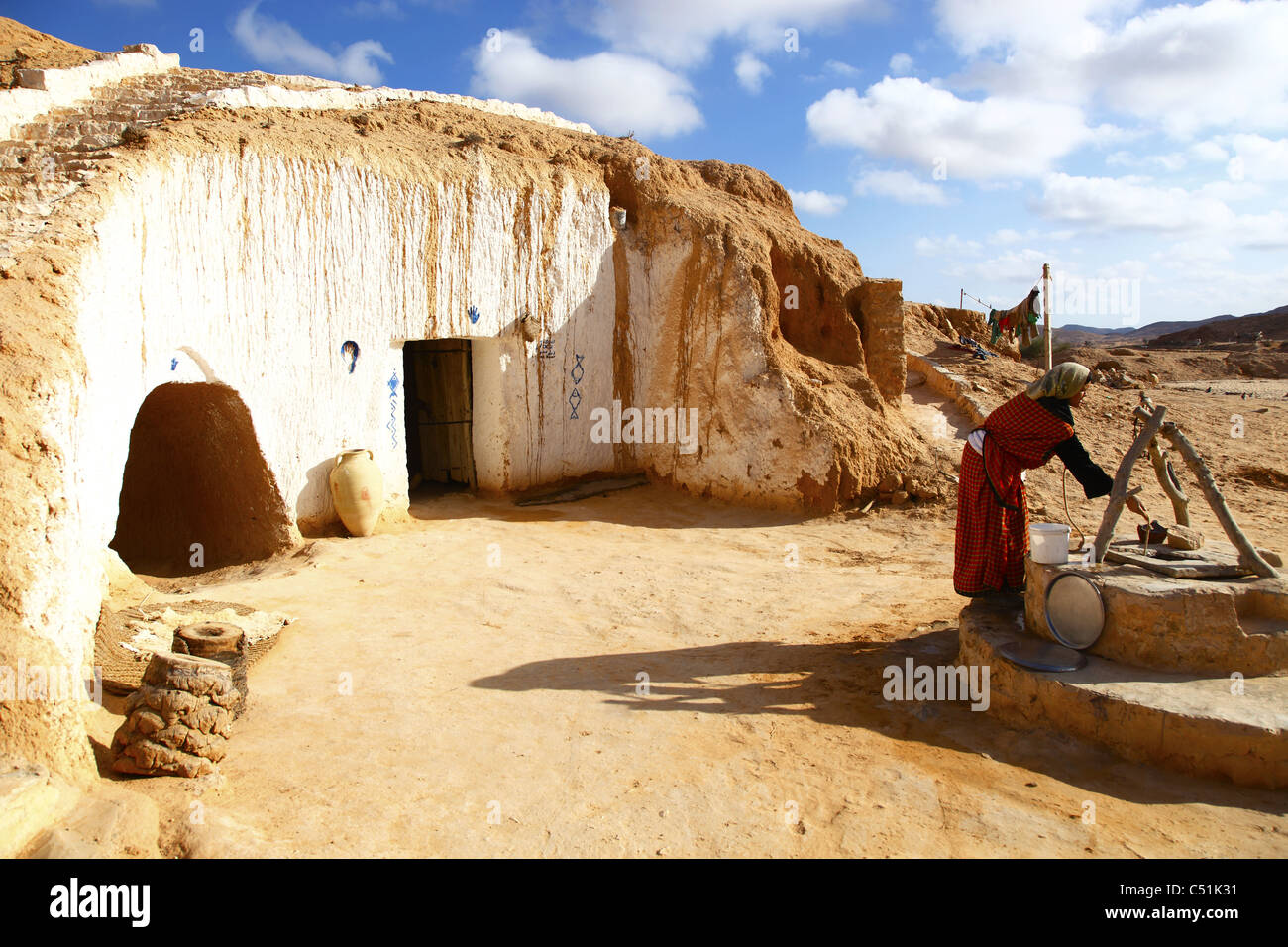 África, Túnez, Matmata, Foso Trogloditas, bereberes inicio vivienda subterránea, la mujer en el pozo Foto de stock