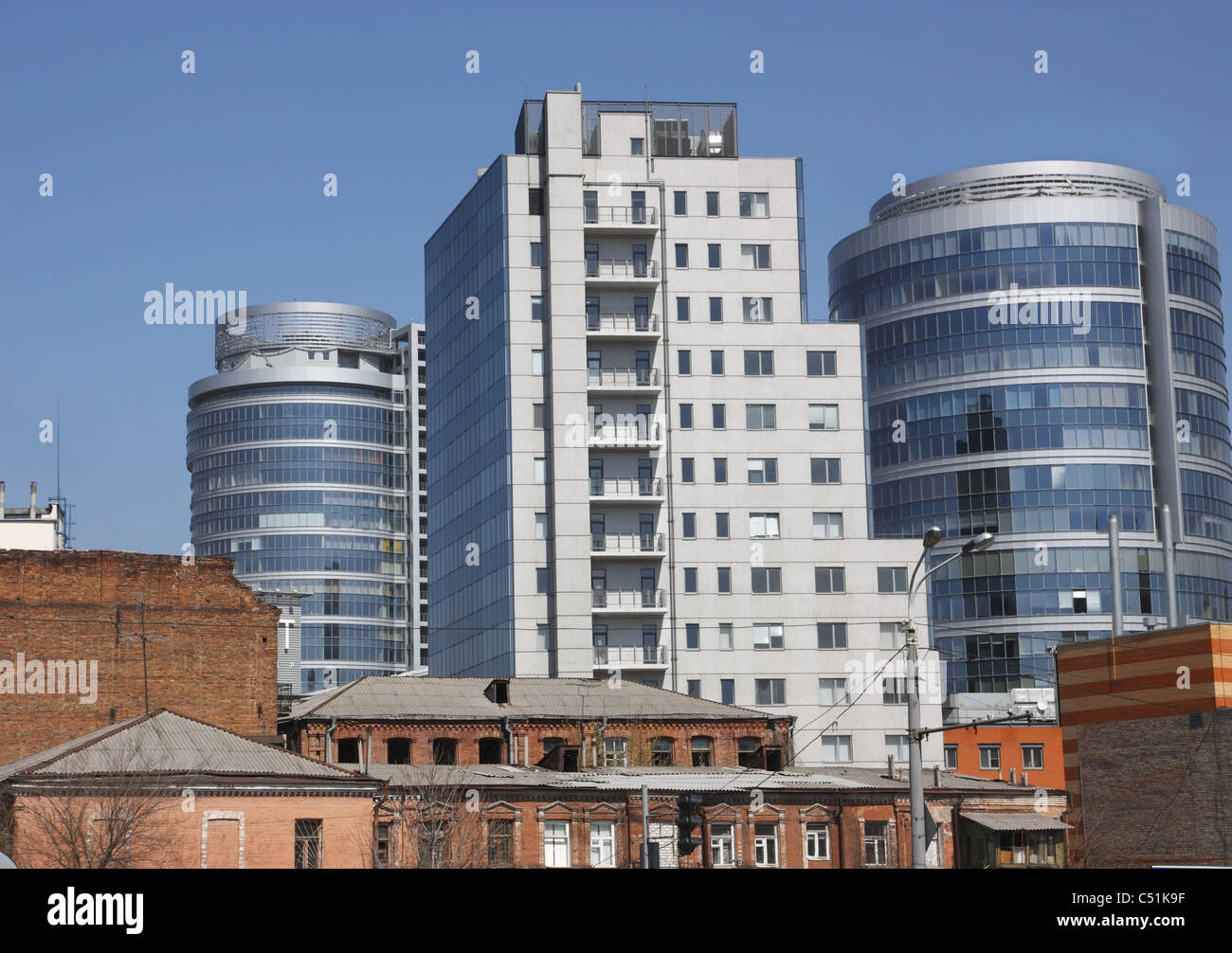 En el primer plano se ve el antiguo edificio de ladrillo, los barrios de tugurios, detrás del cual un nuevo, moderno, edificios de gran altura Foto de stock