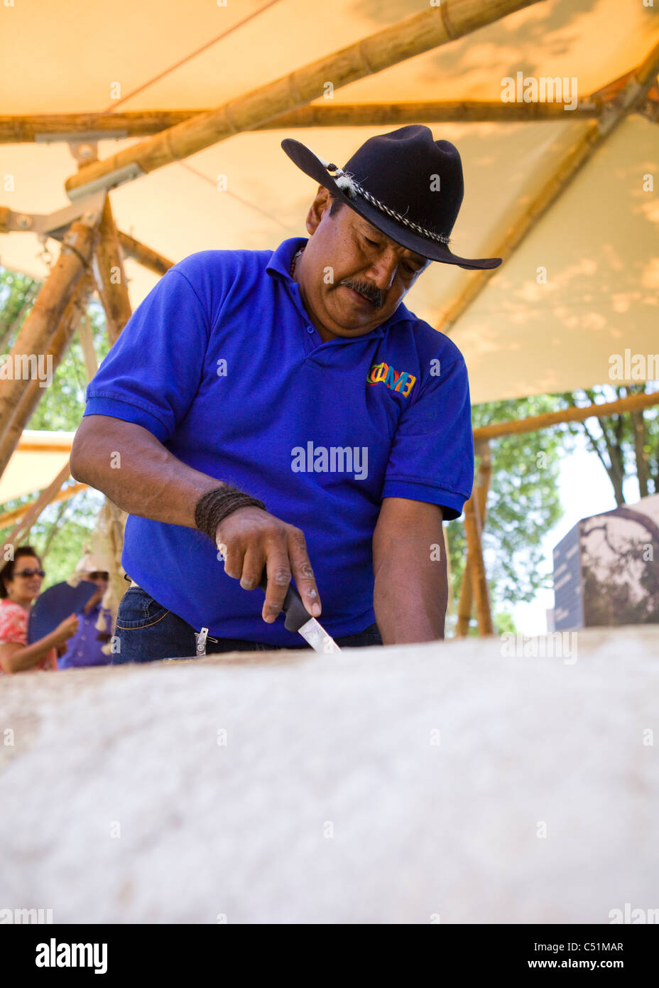 Un artesano colombiano trabaja con cuero crudo Foto de stock