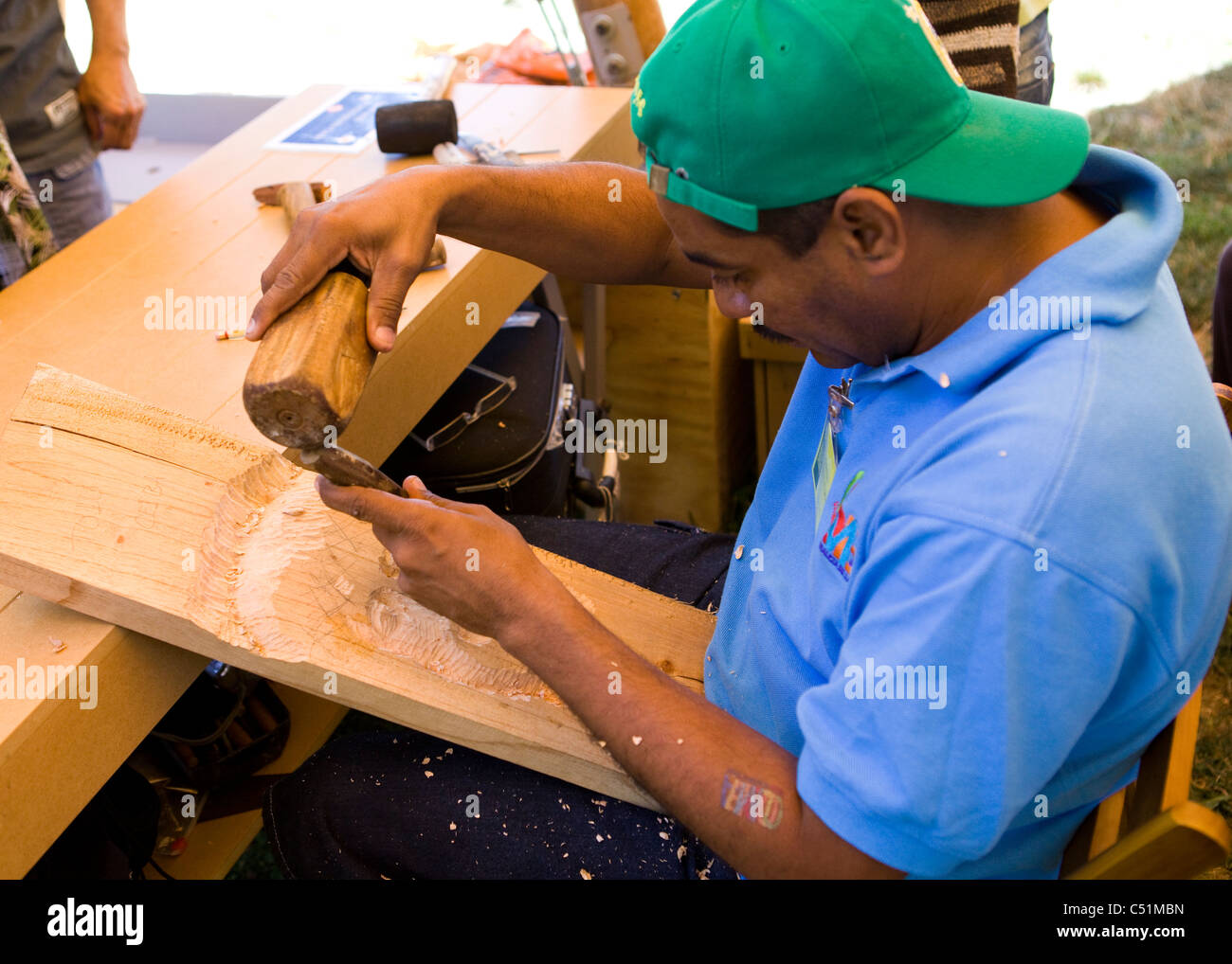 Escultor de madera colombiano trabaja con cincel y maceta Foto de stock