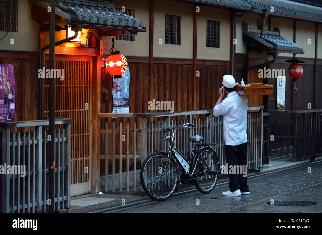 La entrega de alimentos frescos a un restaurante japonés en el tradicional barrio de Gion, en Kioto, Japón JP Foto de stock