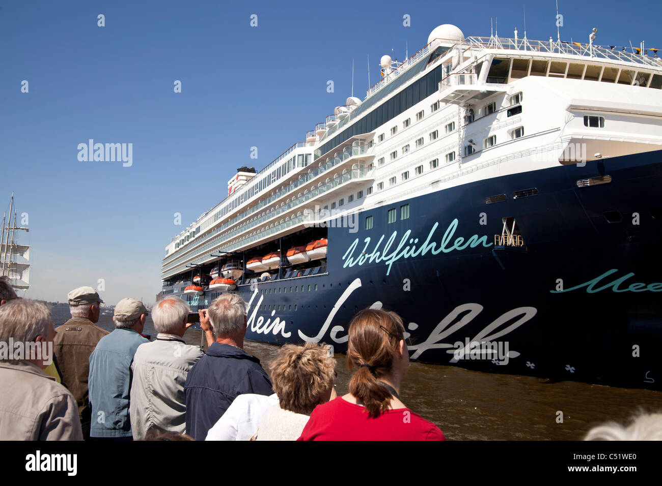 Buque de crucero Mein Schiff en el puerto 2011 de cumpleaños en la Ciudad Libre y Hanseática de Hamburgo, Alemania. Foto de stock