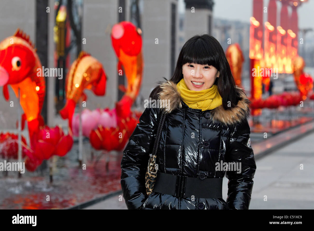 Calle, Retrato de una joven mujer asiática, Xian, Shaanxi, China Foto de stock