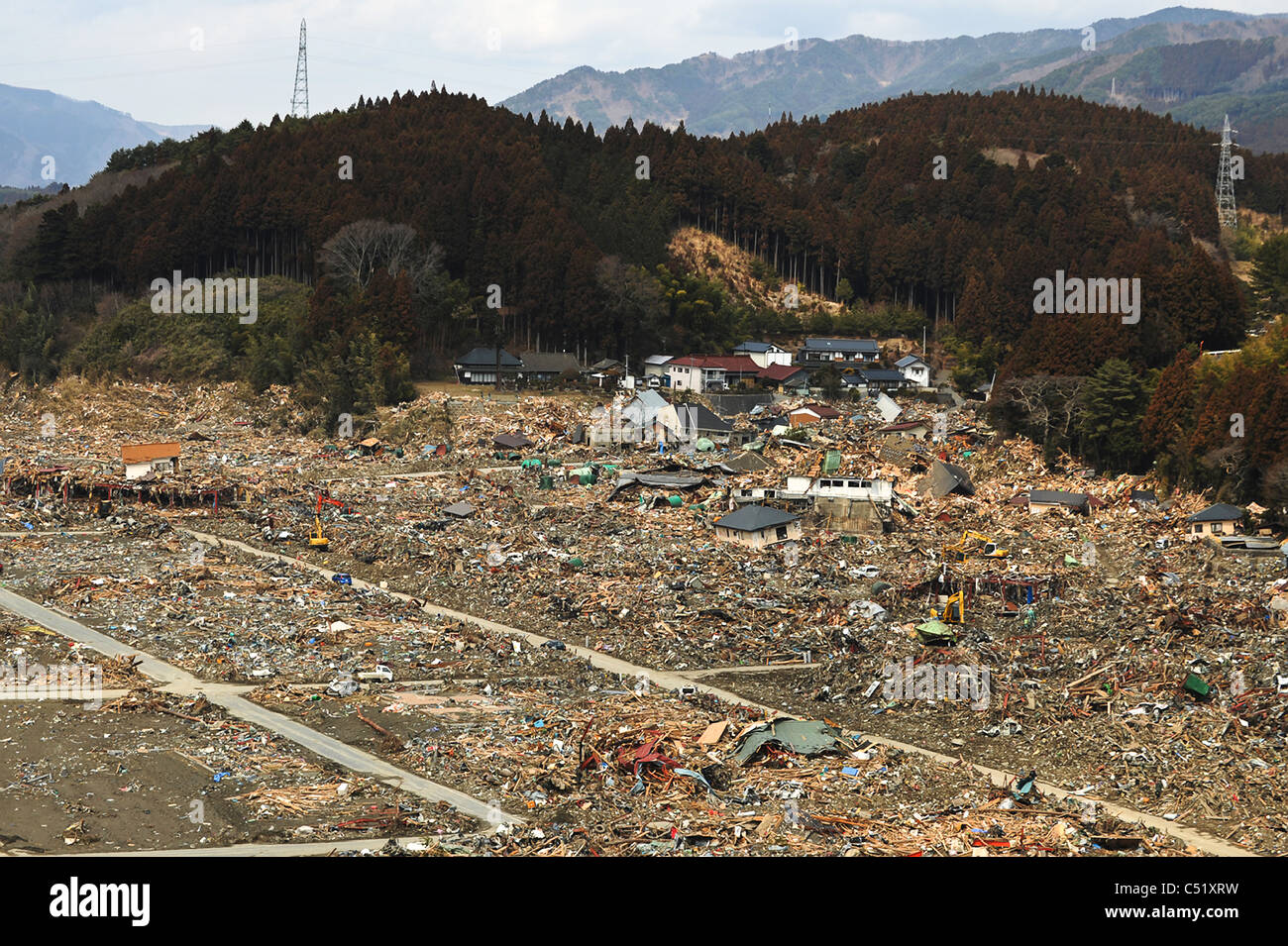 Vista aérea de la devastación a lo largo de la costa nororiental de Japón después de un terremoto y un tsunami El 25 de marzo de 2011. Foto de stock