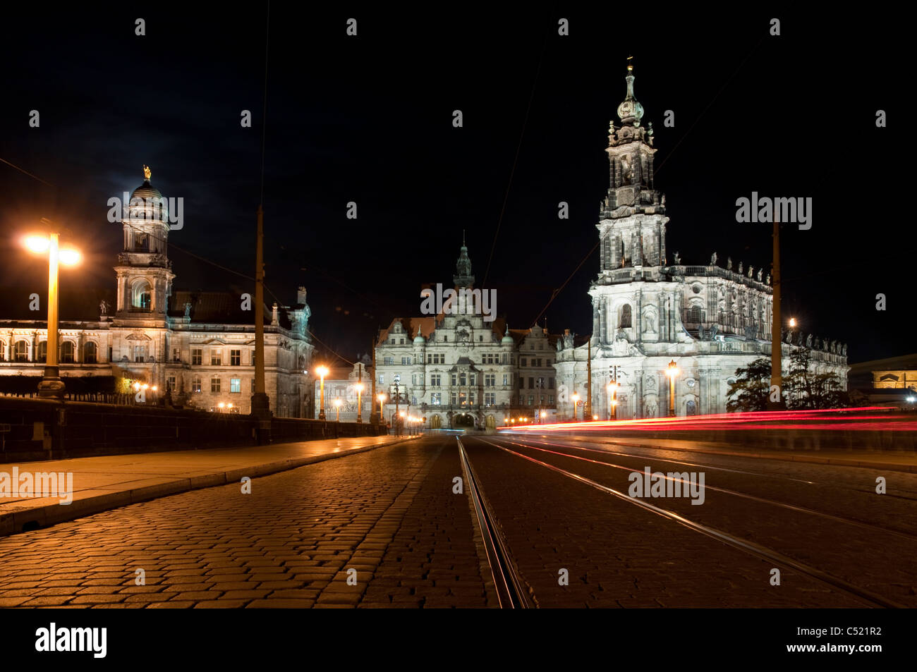 San Trinitatis Catedral, Palacio de la ciudad y edificio Staendehaus, por la noche, Dresde, Sajonia, Alemania, Europa Foto de stock