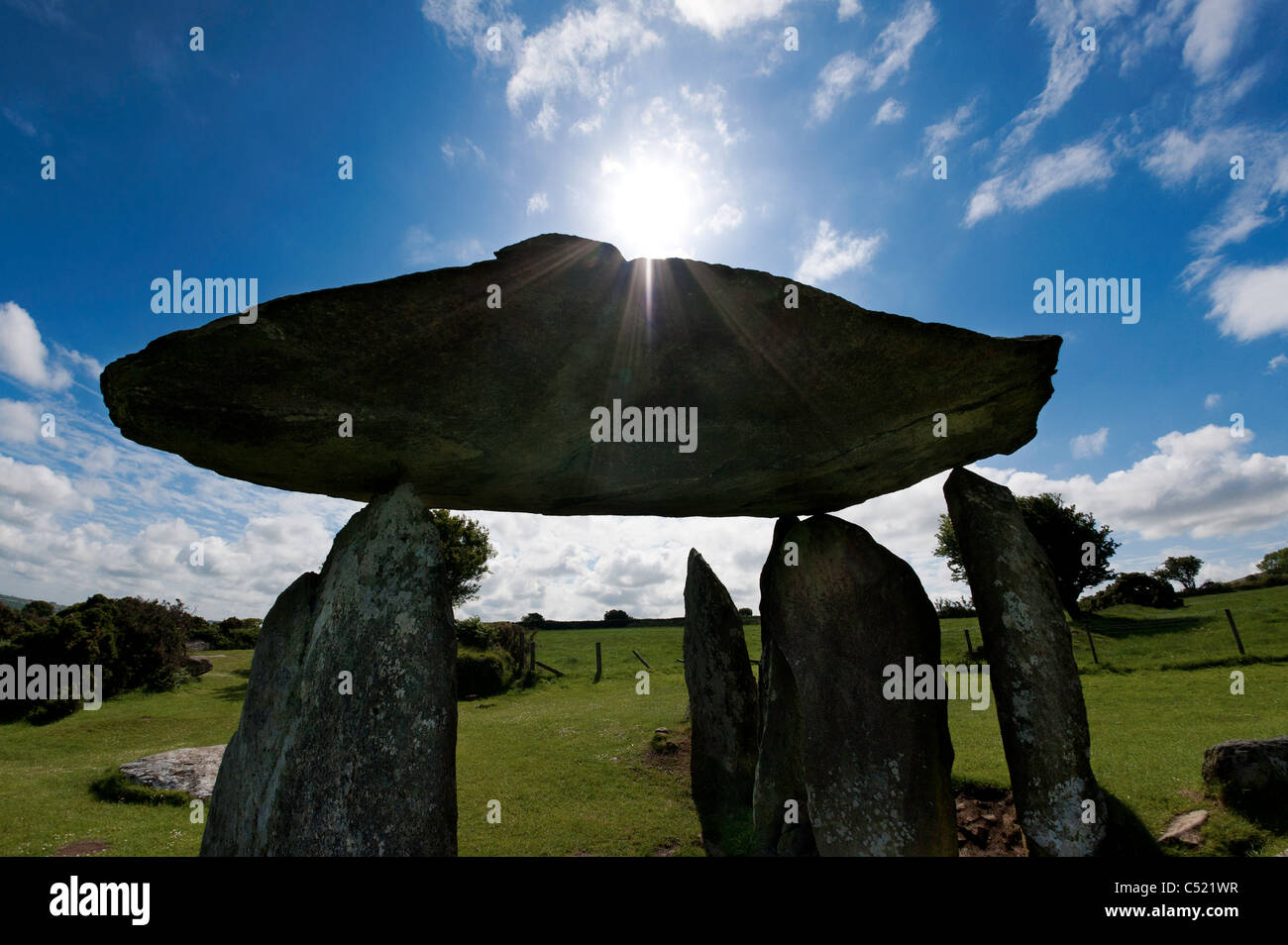 Pentre Ifan megalítico de enterramiento del Eneolítico en el oeste de Gales pembrokeshire Foto de stock