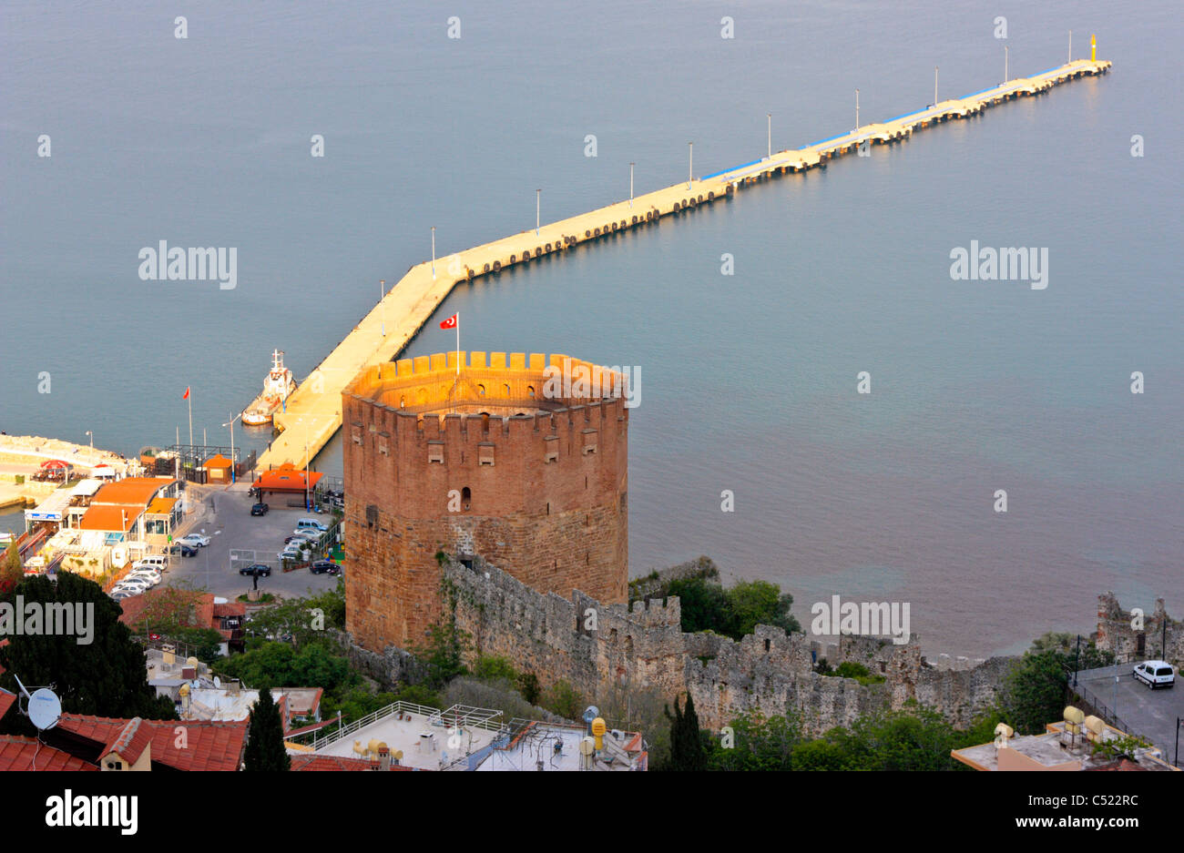 Vista aérea de la Torre Roja y el puerto en la tarde Luz, Alanya, Turquía Foto de stock