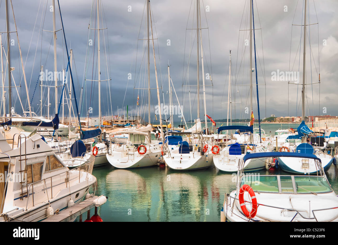 Yacht Club en la costa Foto de stock