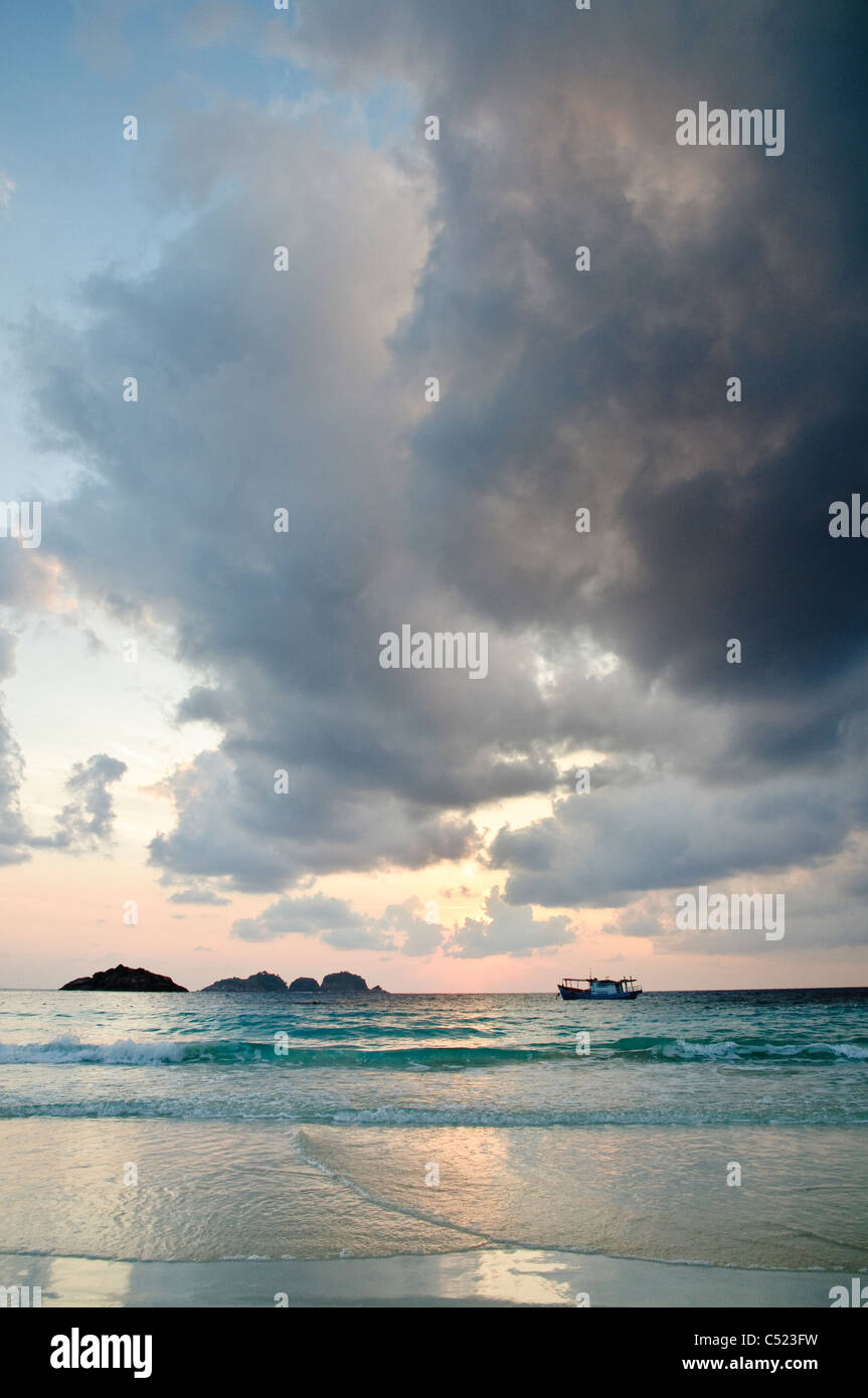 Barco al amanecer con la formación de nubes, Pulau Redang island, Malasia, Sudeste de Asia Foto de stock