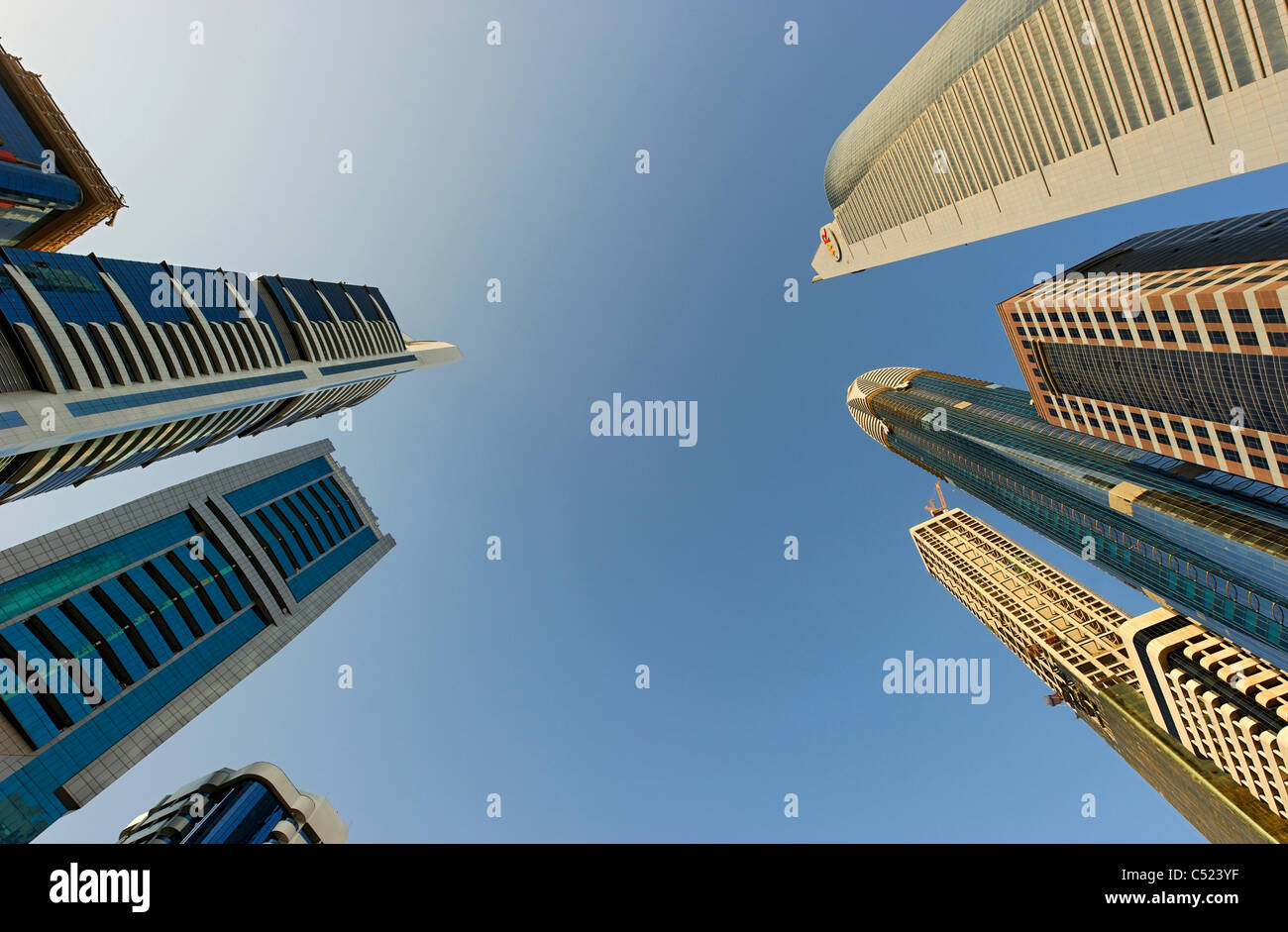 Torres, rascacielos, hoteles, arquitectura moderna, Sheikh Zayed Road, el distrito financiero de Dubai, Emiratos Árabes Unidos Foto de stock
