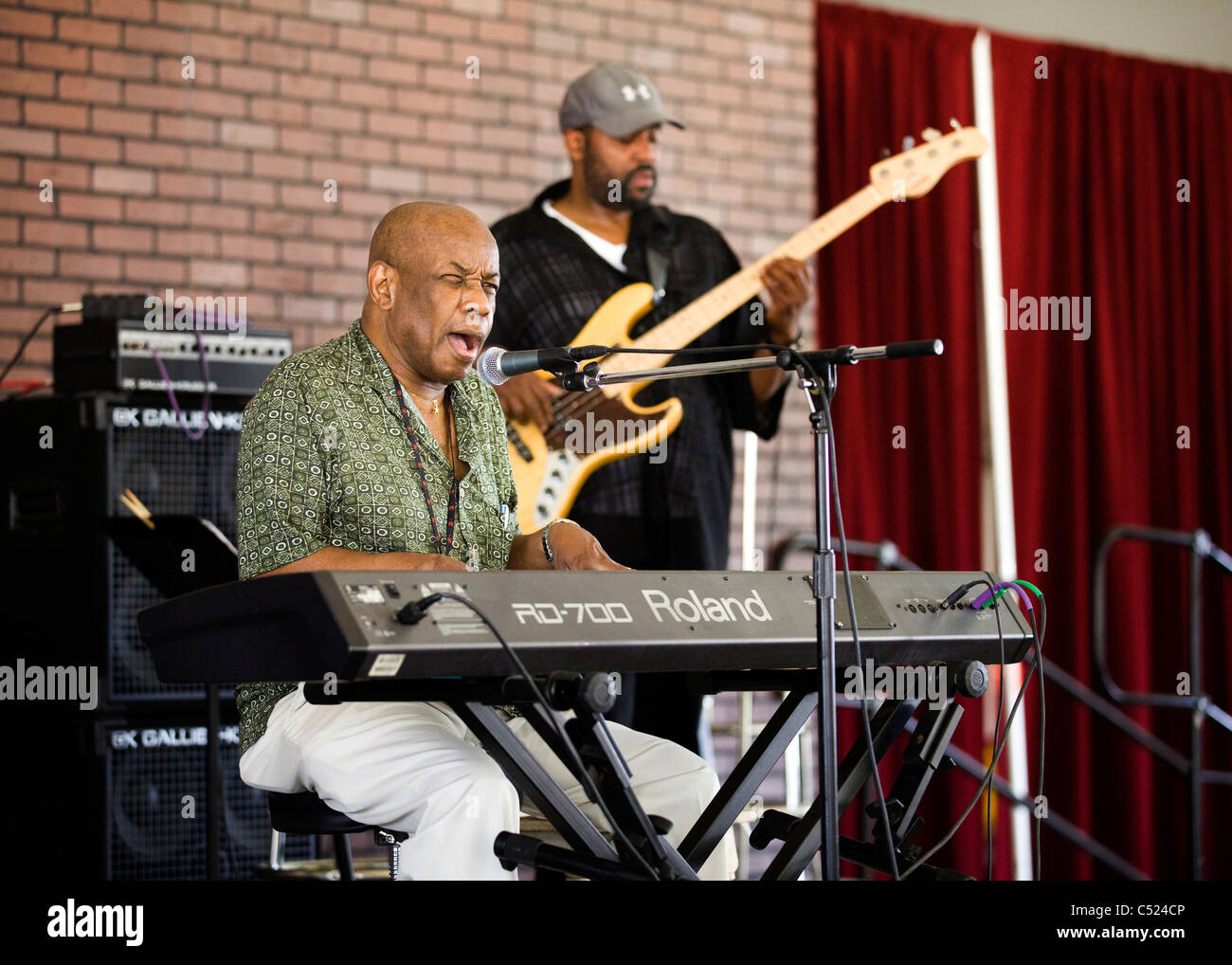 Un Afroamericano Rhythm and Blues singer en el teclado Foto de stock