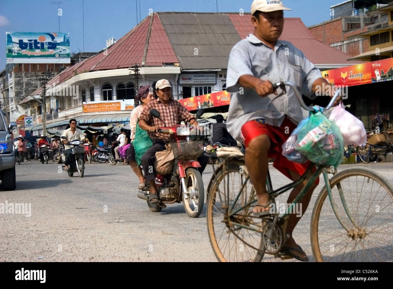 Las personas est n montando motocicletas y bicicletas en una calle