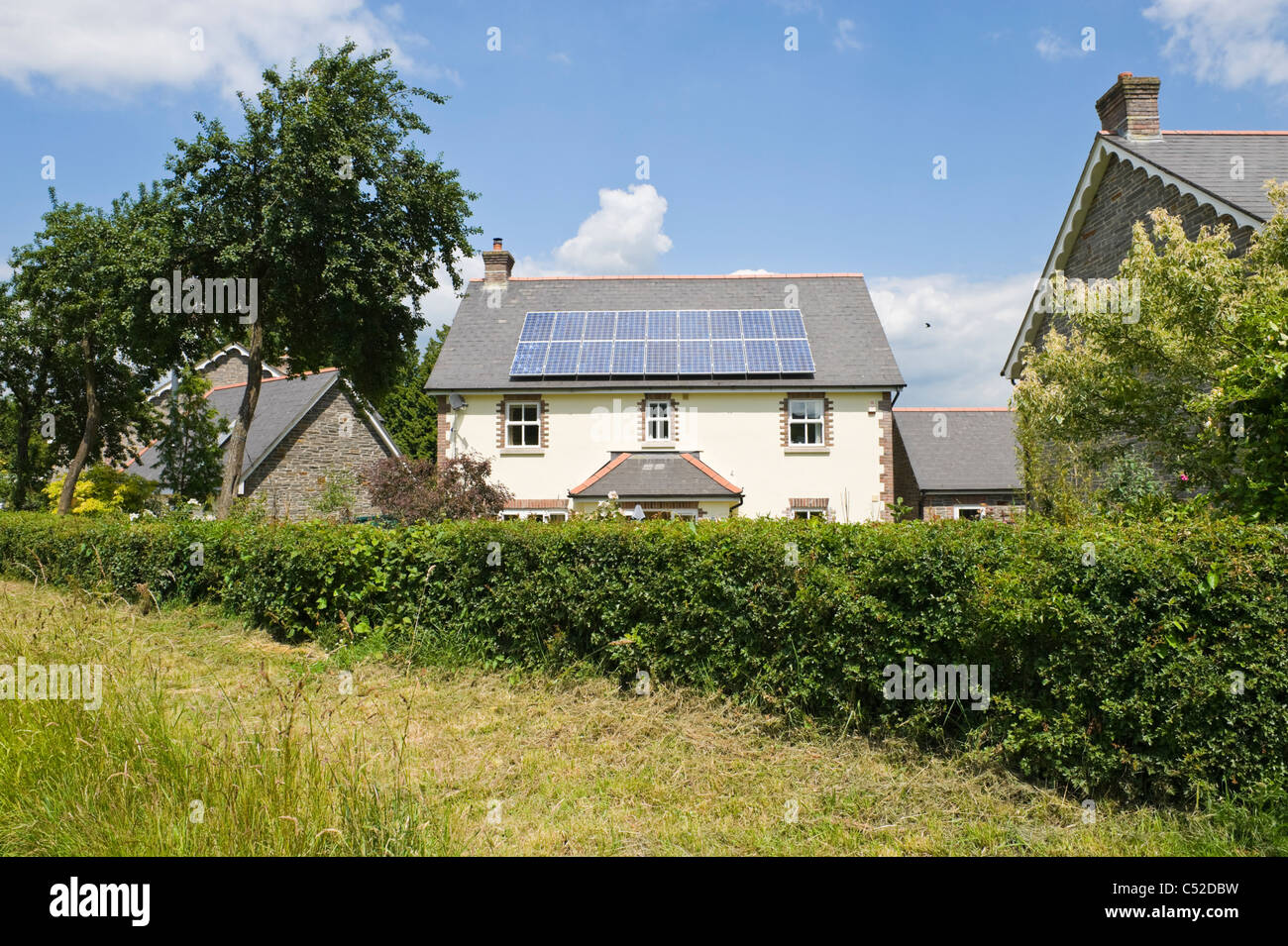 Paneles solares en el techo de la casa unifamiliar en aldea del sur de Gales Powys Llangattock UK Foto de stock