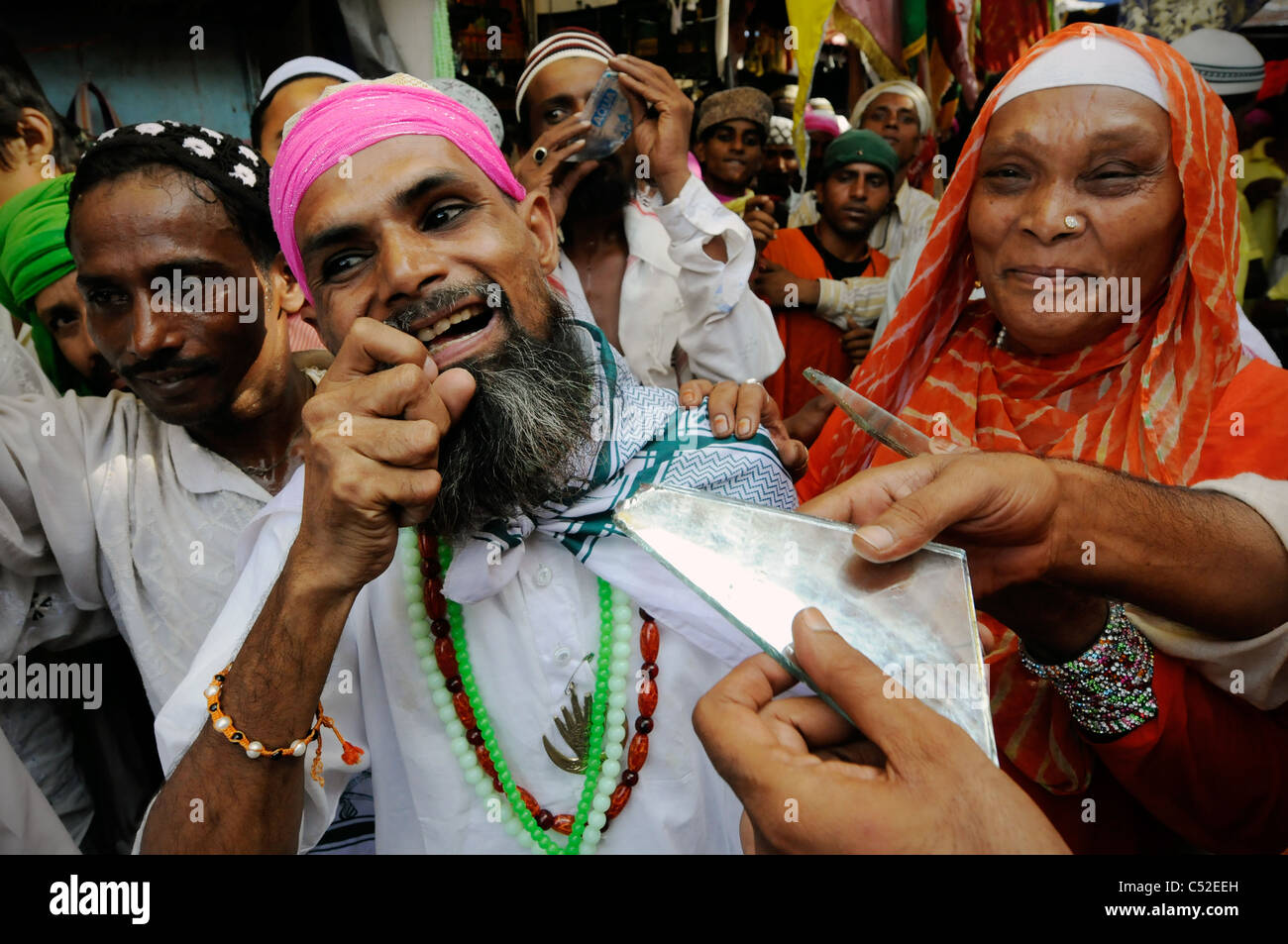 Auto-mortificación prácticas sufíes en la anual "Urs (aniversario de la muerte del santo sufí Moinuddin Chisti en Ajmer, India. Foto de stock