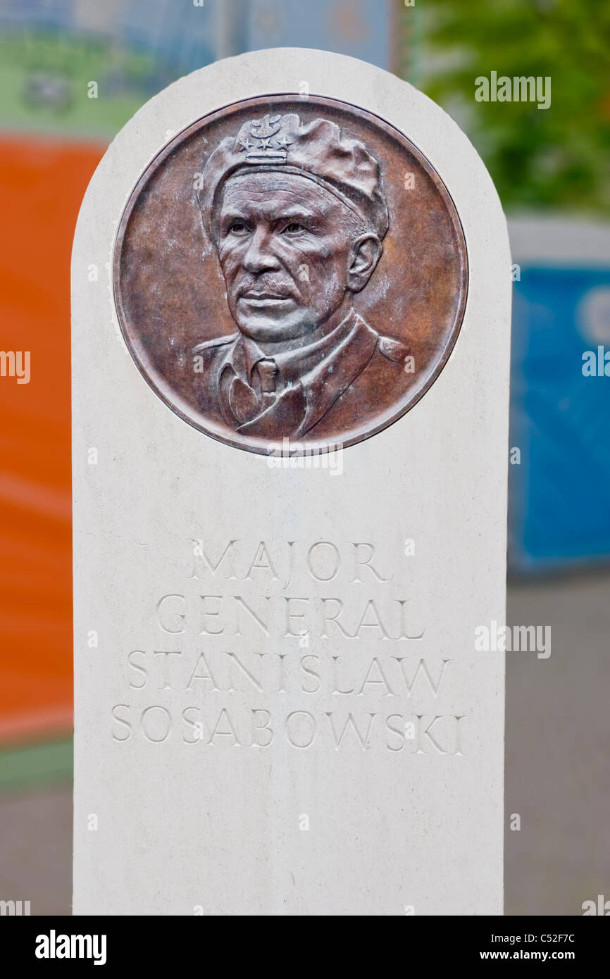 Monumento al Mayor General Stanislaw Sosabowski de la 1ª Brigada Paracaidista polaca, Driel, Países Bajos Foto de stock