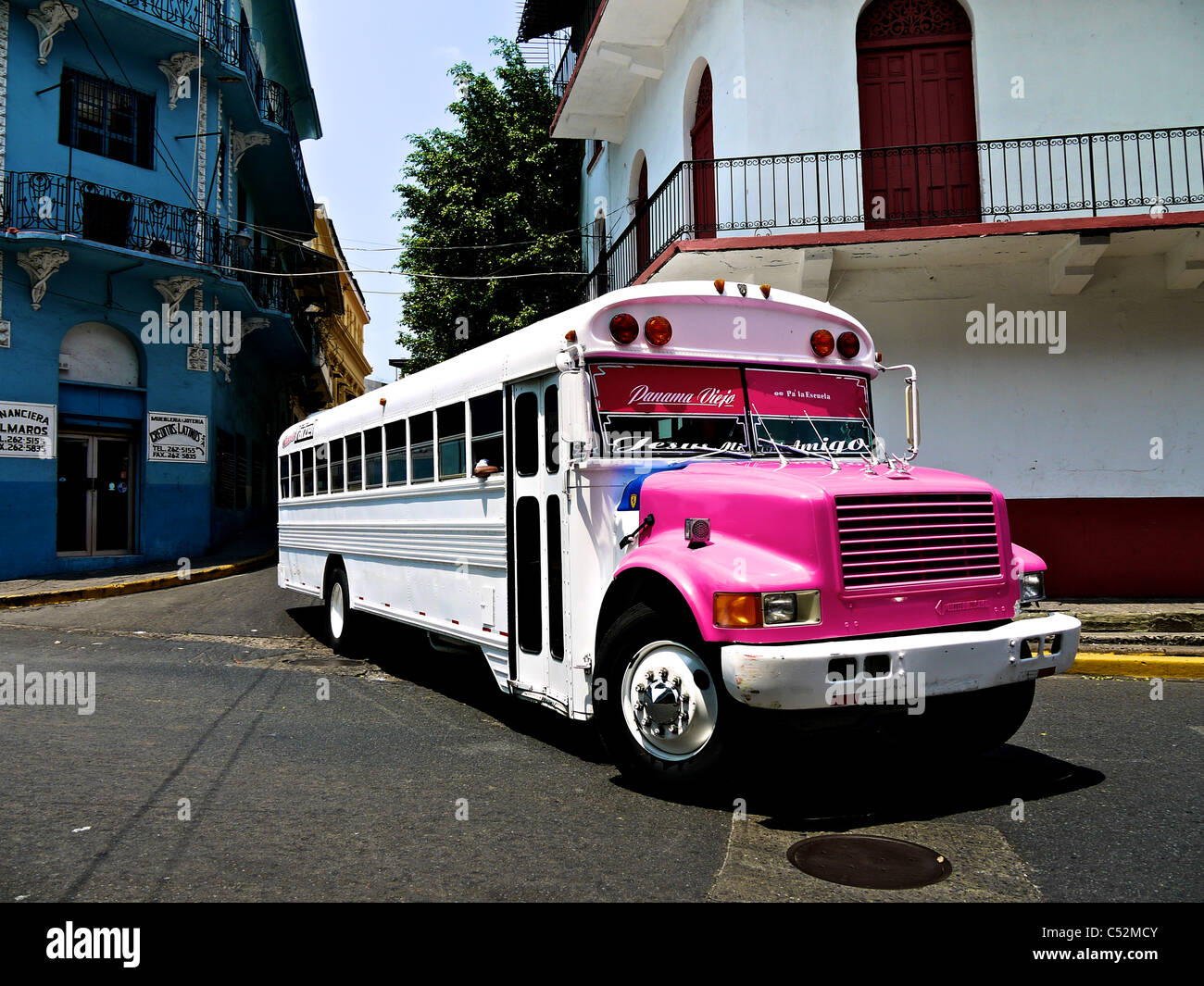 Bus tradicional diablo rojo Ciudad de Panamá Fotografía de stock - Alamy