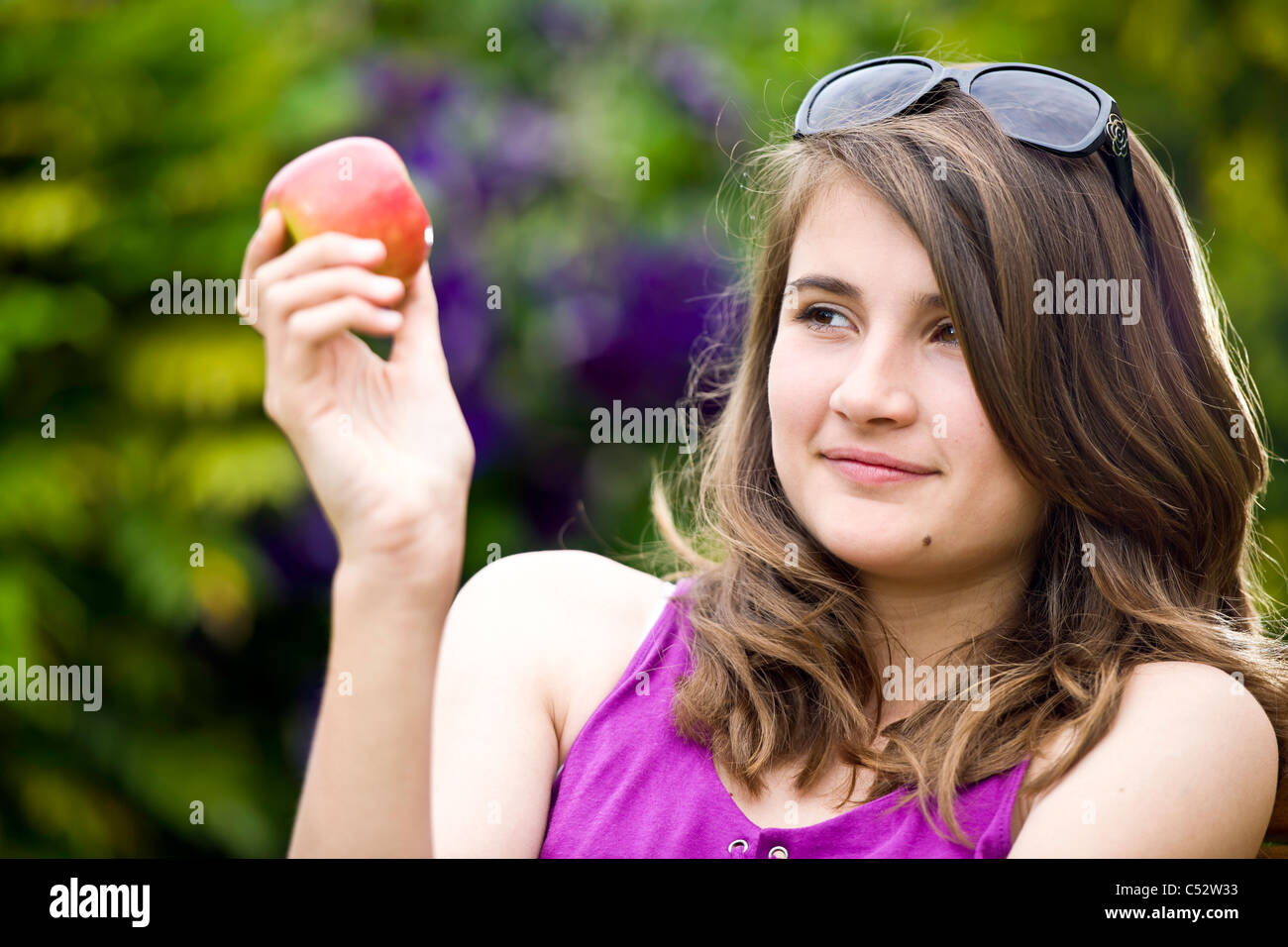 Una manzana al día... Foto de stock