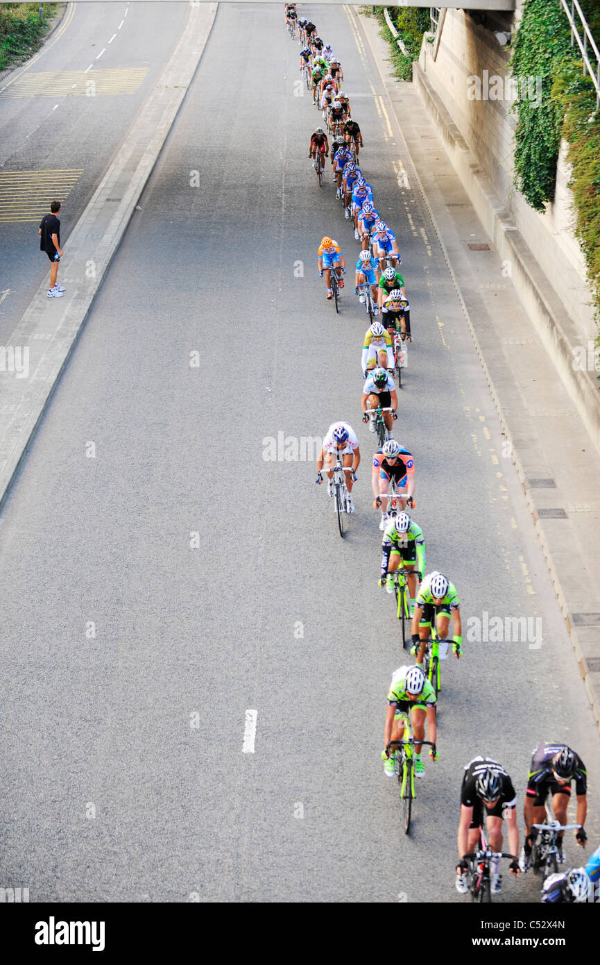 Vista a vuelo de pájaro de las carreras ciclistas en la etapa del Tour de Londres, Gran Bretaña Foto de stock