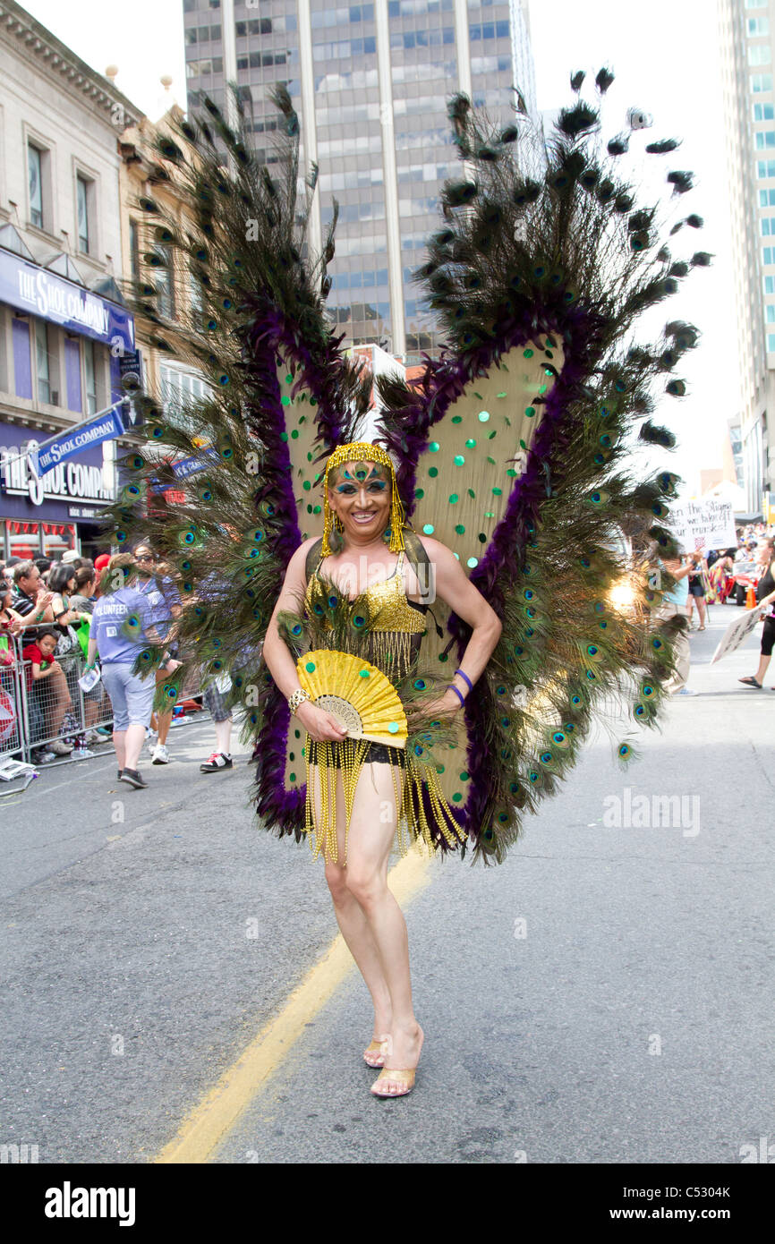 Disfraz de mariposa mujer desfile del orgullo gay de la calle exterior  Fotografía de stock - Alamy