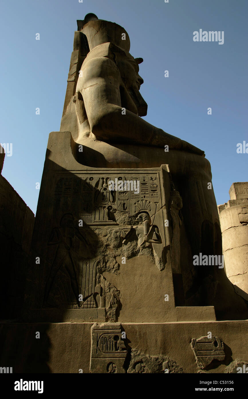 Los jeroglíficos tallados en el lado de la estatua de Ramsés II en el Templo de Luxor, Egipto Foto de stock
