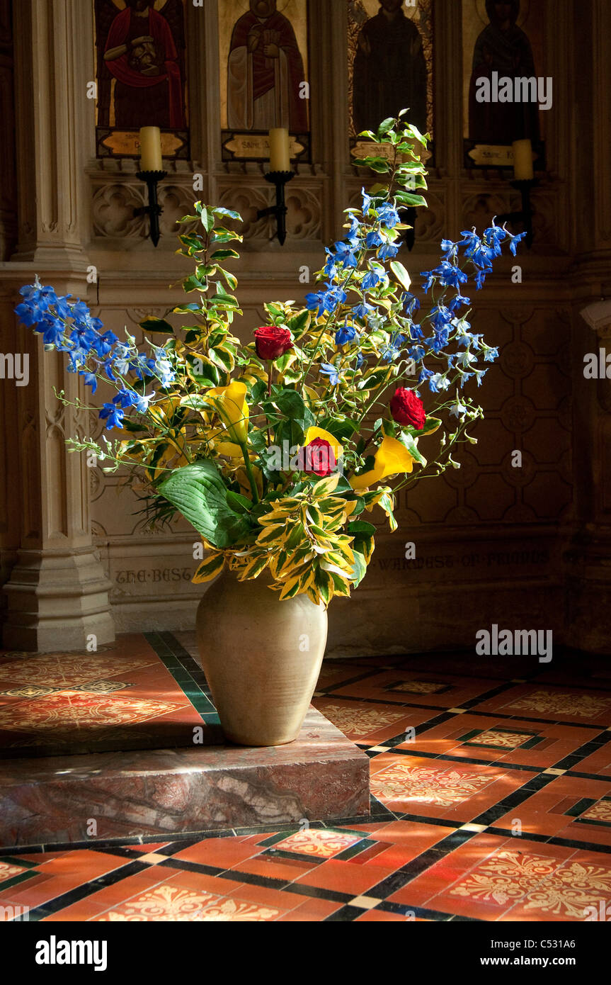 Hermoso arreglo floral en un florero en una iglesia Fotografía de stock -  Alamy