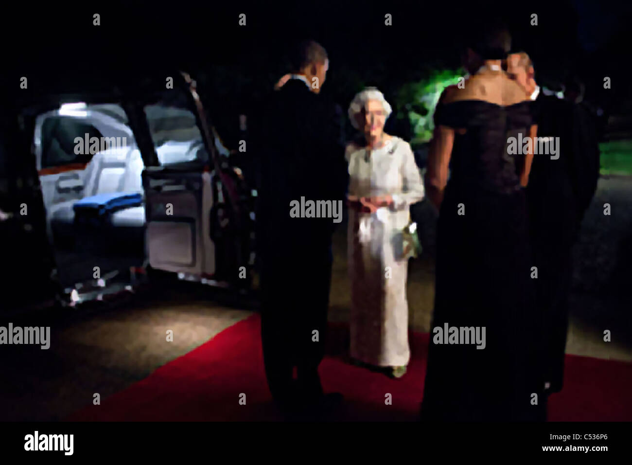 El presidente Barack Obama y la Primera Dama Michelle Obama habla con la reina Isabel II y el Príncipe Felipe, Duque de Edimburgo Foto de stock