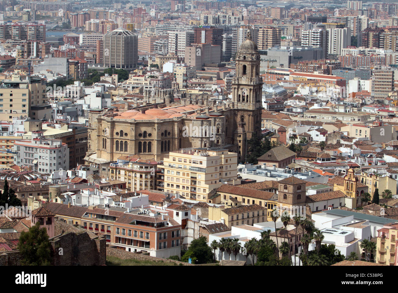 Ciudad de Málaga el Mar Mediterráneo puerto mostrando en el centro de la ciudad, con la Catedral de Málaga, en el centro de la ciudad. Foto de stock