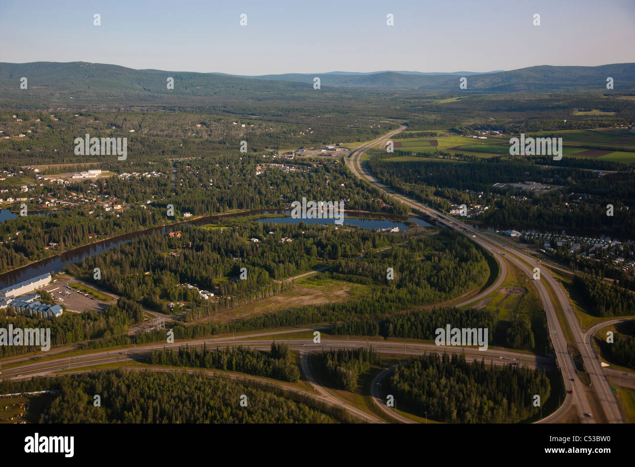 Vista aérea de la ciudad de Fairbanks y la Johansen Expressway, interior de Alaska, el verano Foto de stock