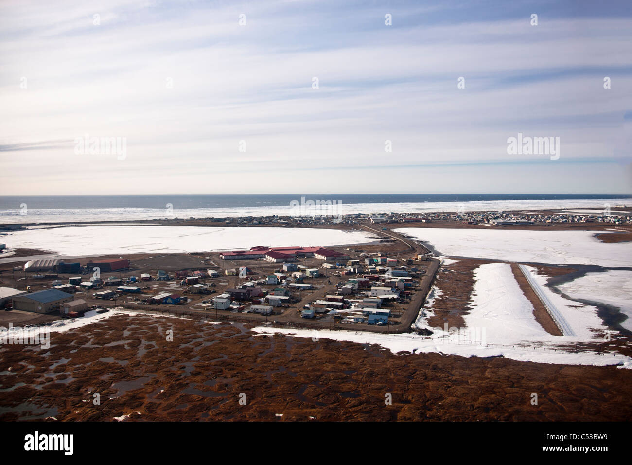 Vista aérea de la ciudad de Barrow, en la ladera norte de la llanura costera del Ártico, Alaska, Verano Foto de stock