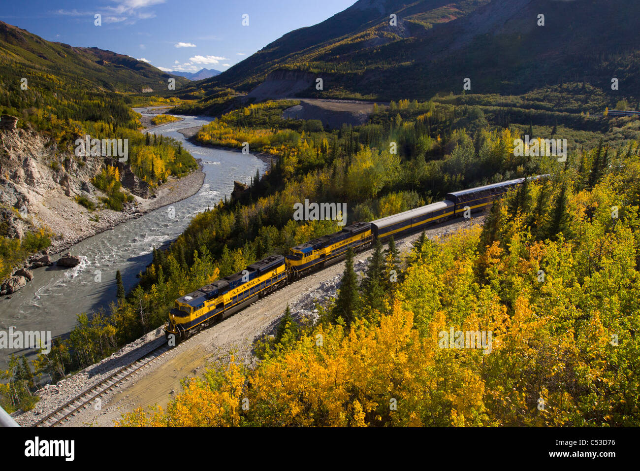 Alaska Railroad Passenger tren viaja a lo largo del río Nenana antes de cruzar bajo la autopista parques cerca de 246 millas, Alaska Foto de stock