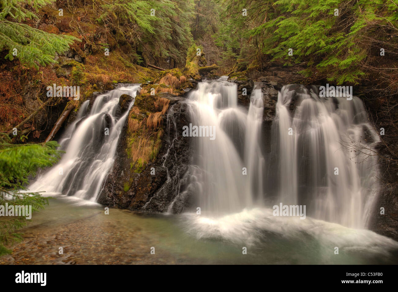 Movimiento borrosa de Salmon Creek Falls cerca de Juneau, Alaska, Sudeste de verano. HDR Foto de stock