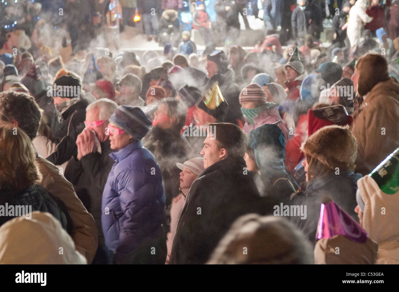 Multitud se reúne para traer el Año Nuevo en el Town Square Park, el centro de Anchorage, Alaska, Southcentral invierno Foto de stock