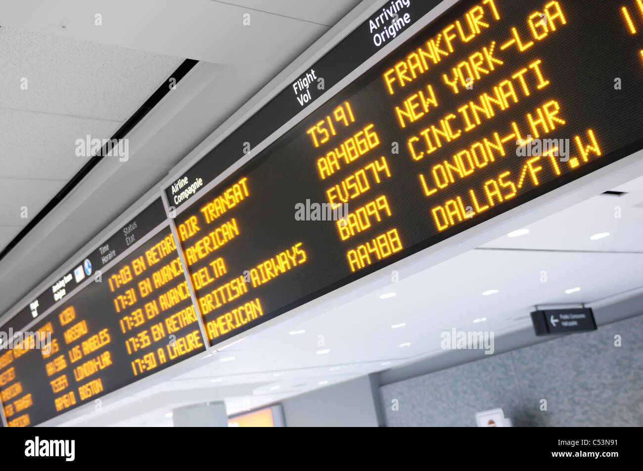 Las llegadas al aeropuerto internacional Pearson de Toronto board Foto de stock