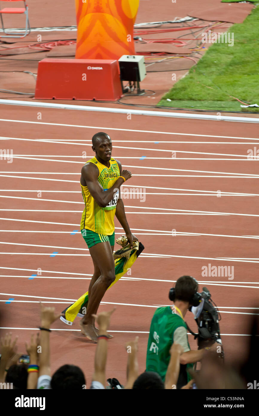 El hombre más rápido del mundo, Usain Bolt, da una vuelta de victoria Foto de stock