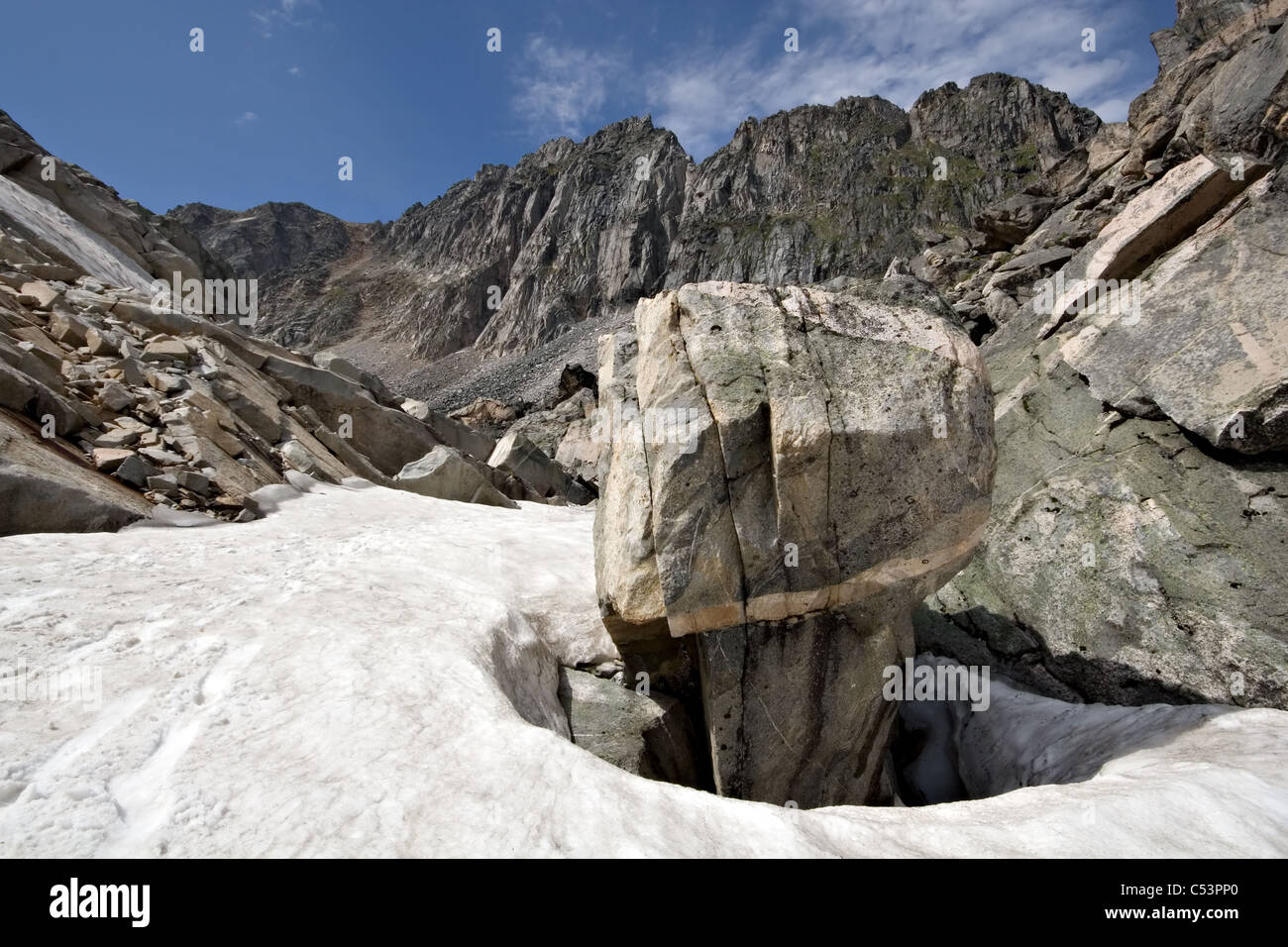 Rocas intrincado entre la nieve en las montañas Sayan. En Siberia. Rusia. Foto de stock