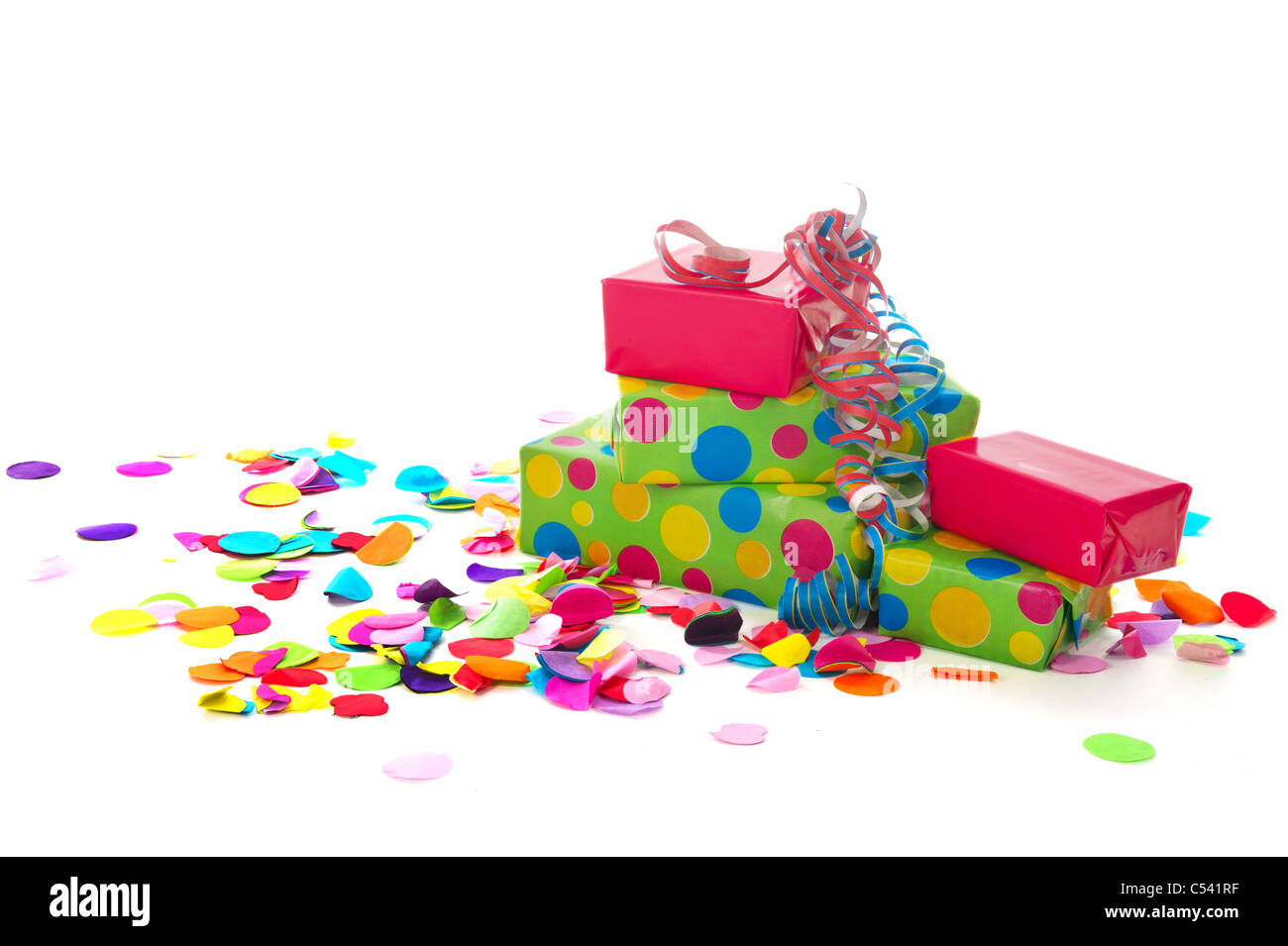 Regalos de cumpleaños colorida con papel confeti aislado sobre fondo blanco  Fotografía de stock - Alamy