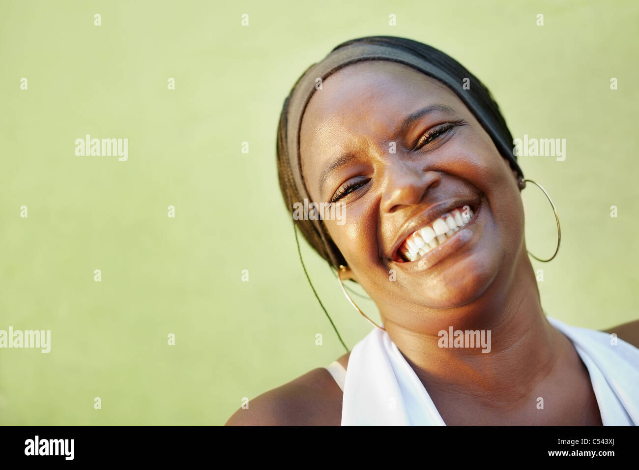 Retrato de mujer adulta africana feliz mirando a la cámara y sonriendo. De forma horizontal, espacio de copia Foto de stock
