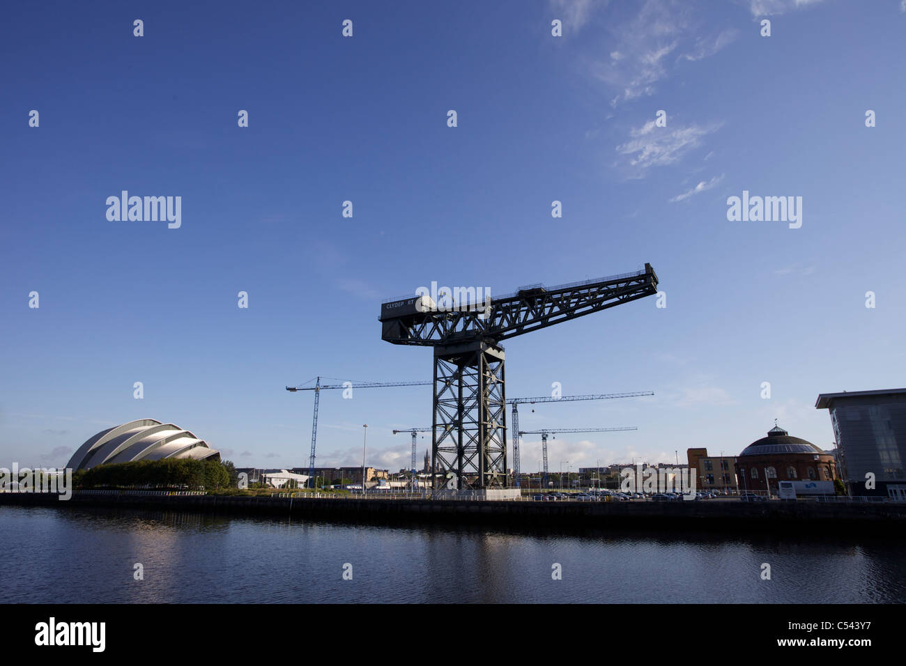 Grúas de construcción en Glasgow en el Scottish Hydro Arena sitio, Glasgow, Escocia, Reino Unido. Torre Universitaria en el horizonte. Foto de stock