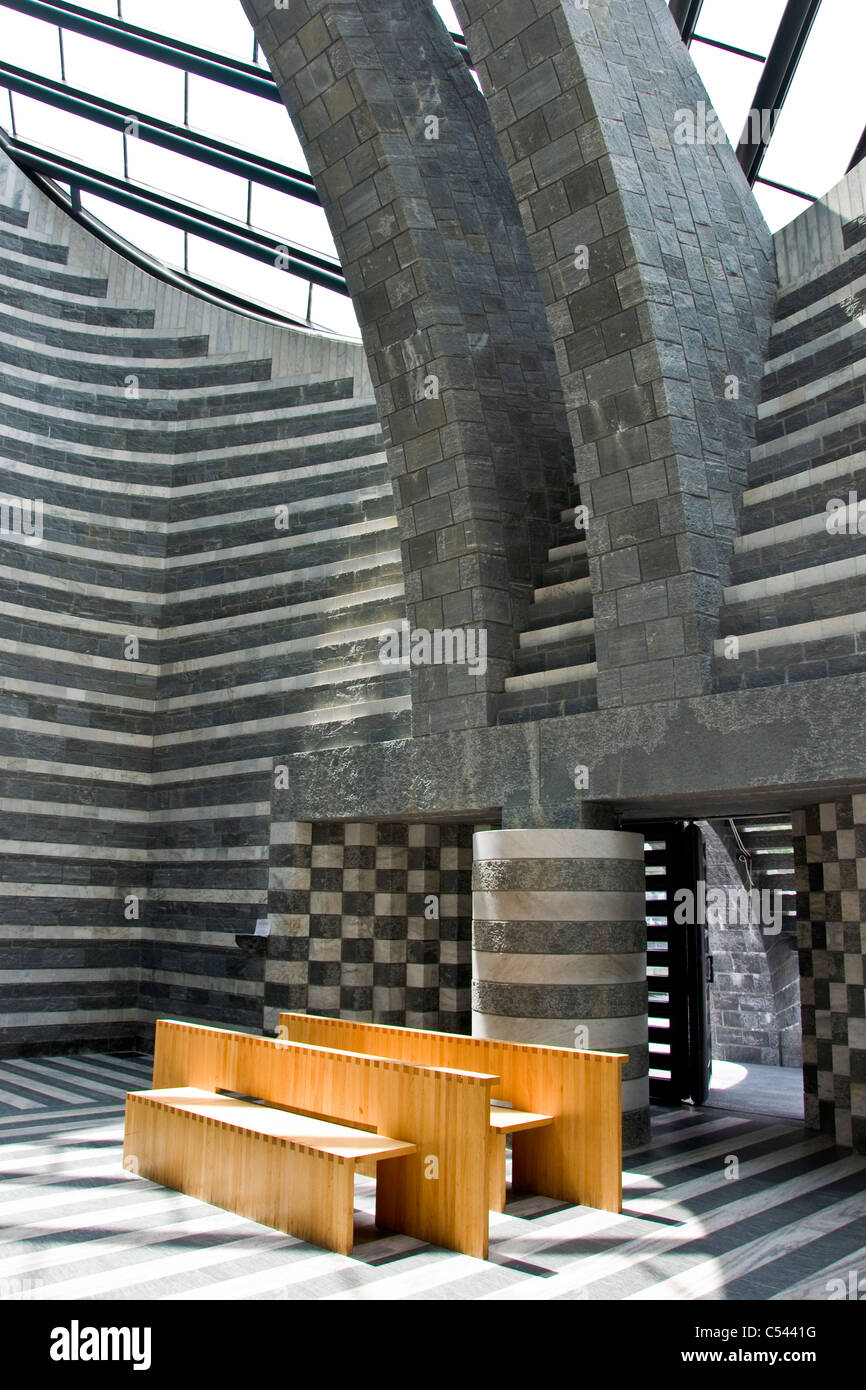 Iglesia, arquitecto Mario Botta, Mogno, Tesino, Suiza Foto de stock