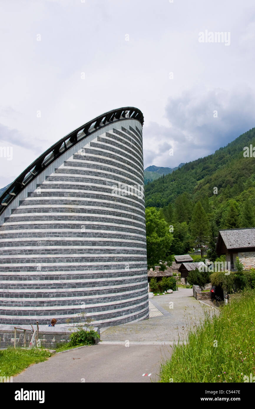 Iglesia, arquitecto Mario Botta, Mogno, Tesino, Suiza Foto de stock