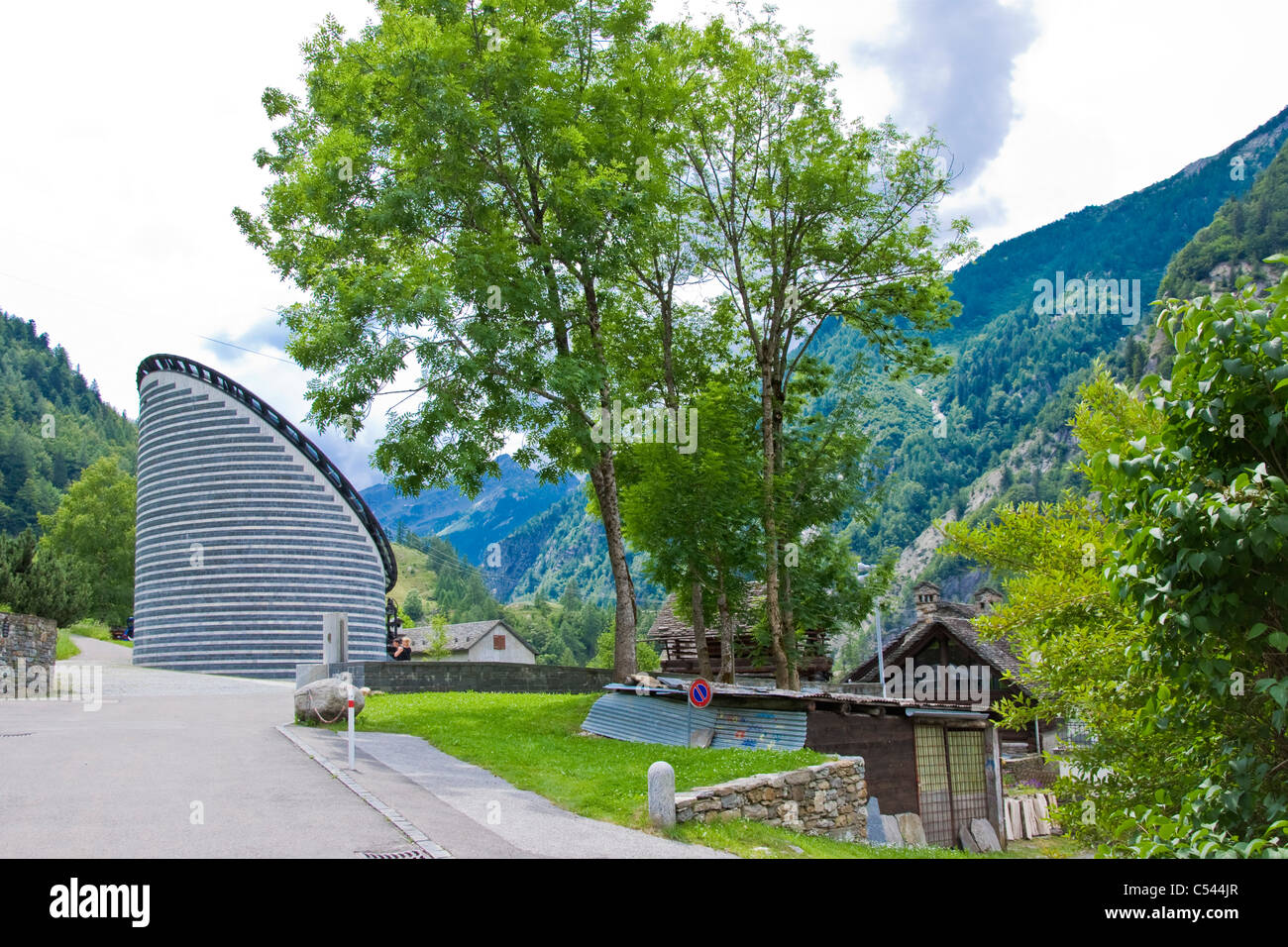 Iglesia, arquitecto Mario Botta, Mogno, Tesino, Suiza Foto de stock