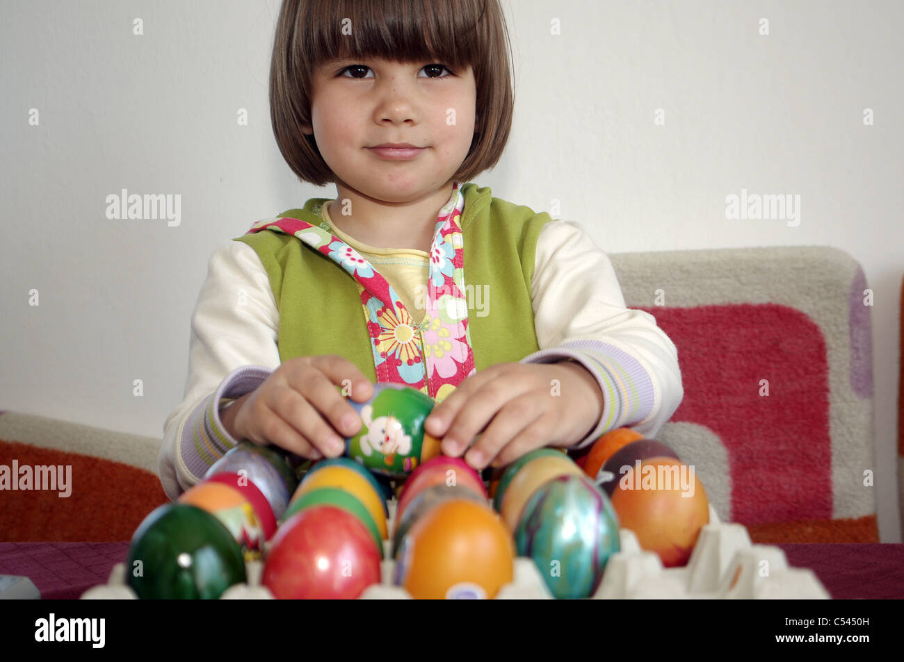 Hijo disfrute de los huevos de Pascua. Foto de stock