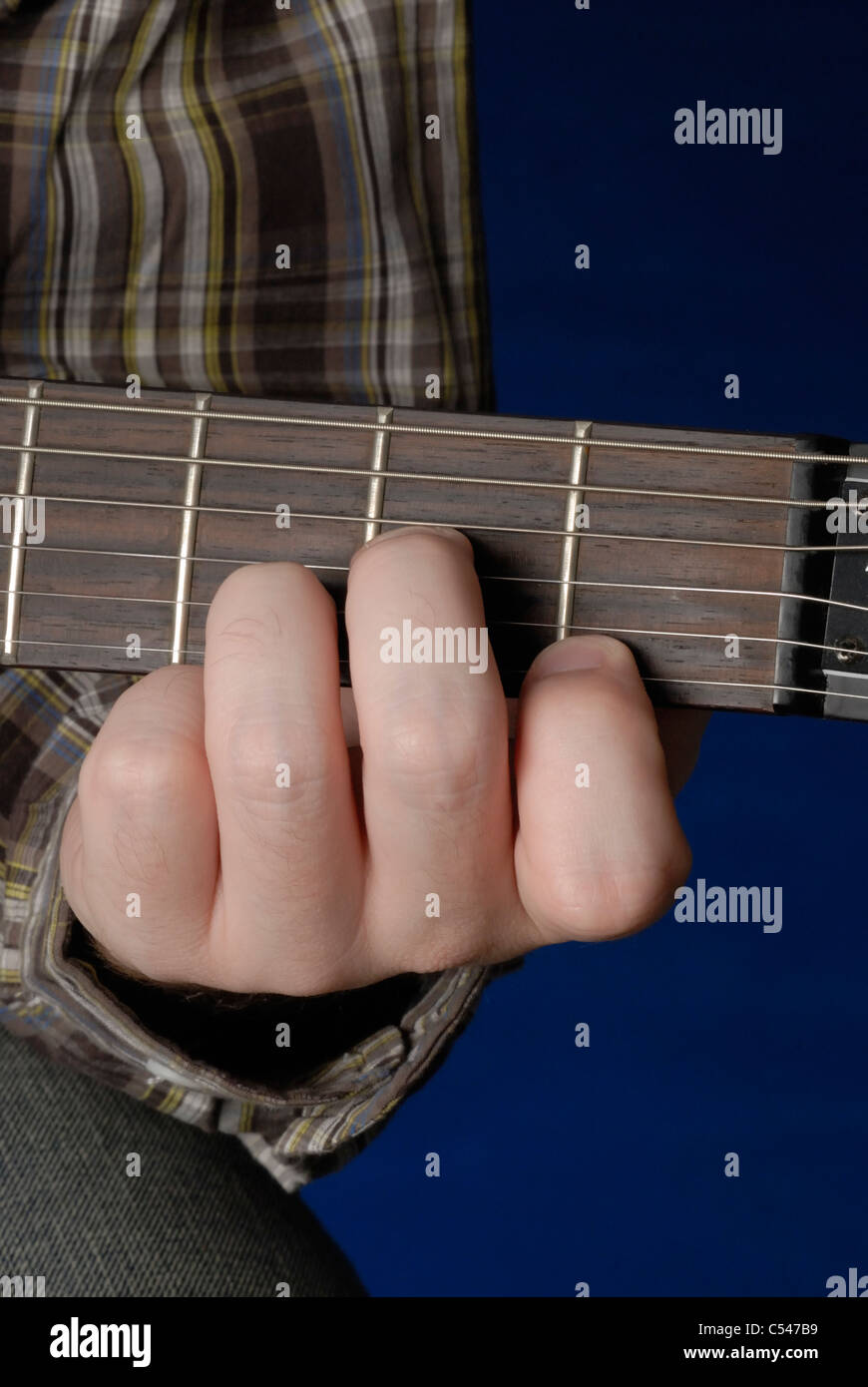La mano del hombre demostrando un acorde de Re menor en guitarra Fotografía  de stock - Alamy