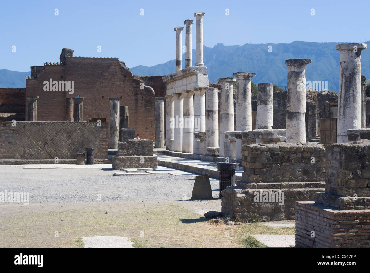 El foro, o en el centro de la ciudad, en las antiguas ruinas de la ciudad romana de Pompeya, Campania, Italia Foto de stock