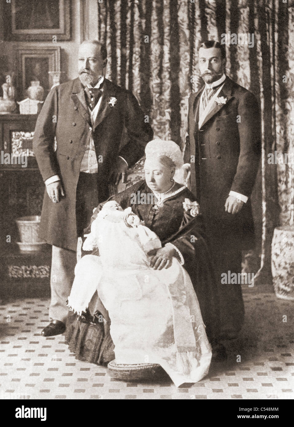 La reina Victoria sosteniendo su bisnieto Prince Edward, después, Edward VIII, en 1894. Foto de stock