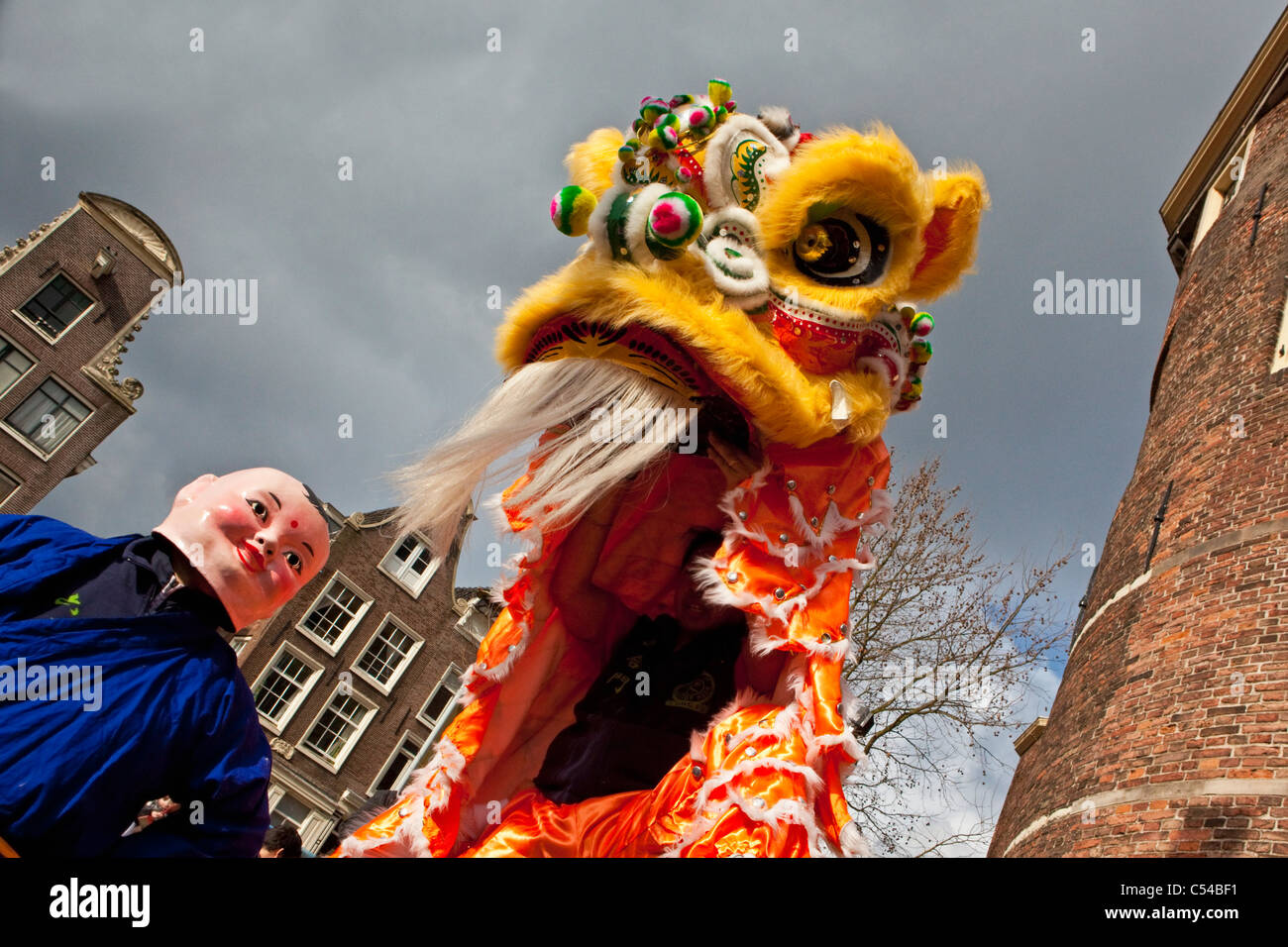 Los Países Bajos, Amsterdam, celebrando el Año Nuevo Chino en la plaza llamada Nieuwmarkt. Foto de stock