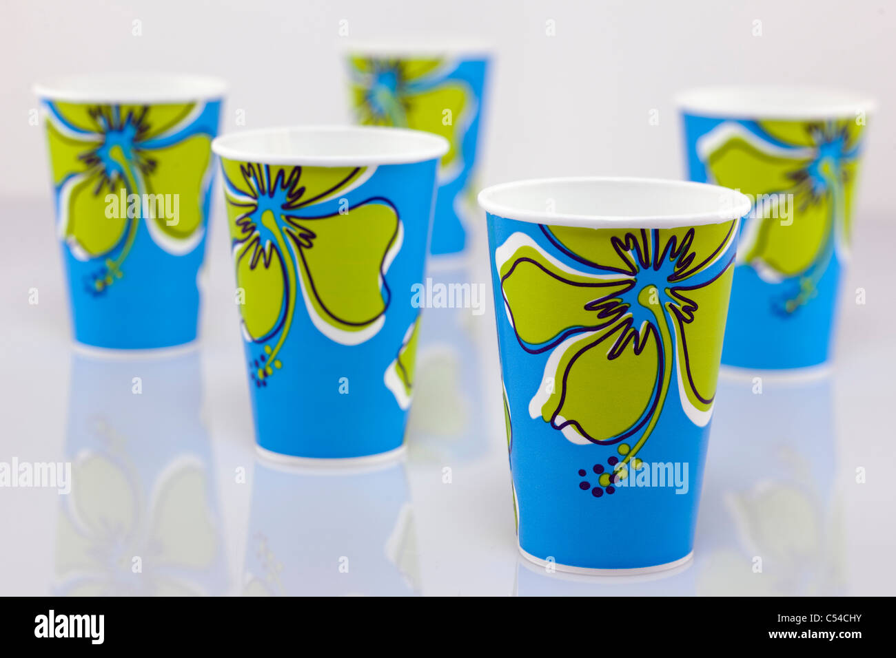 Cinco telas azules y verdes los vasos de papel Fotografía de stock - Alamy