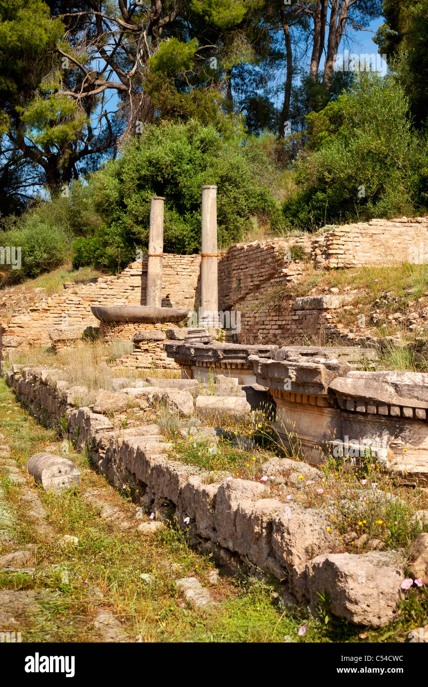 Las antiguas ruinas del ninfeo de Herodes Atticus en Olimpia, Grecia - hogar de los Juegos Olímpicos originales, empezando en el año 776 A.C. Foto de stock